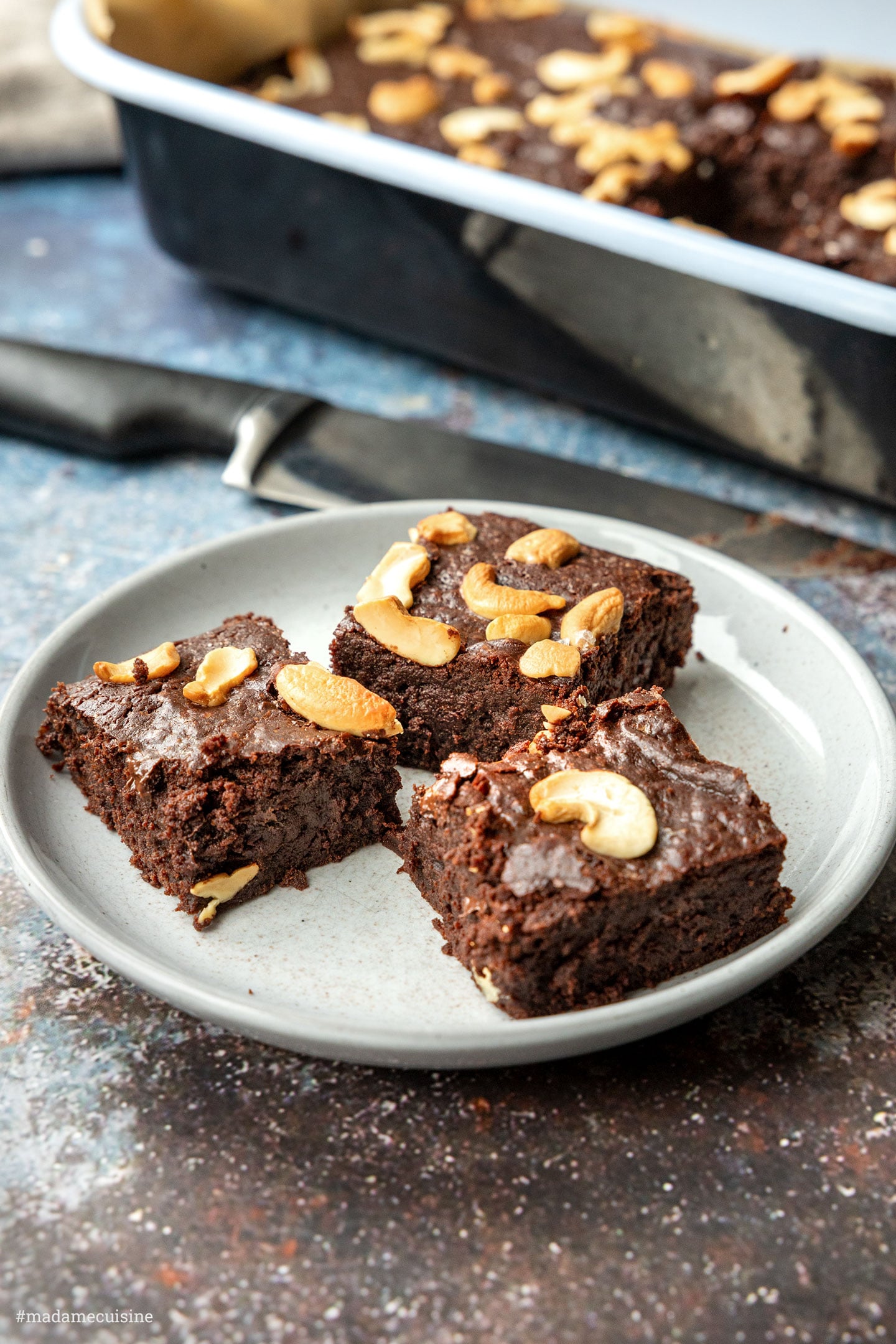 Vegane Schoko-Brownies mit Cashewnüssen, angerichtet auf einem Teller