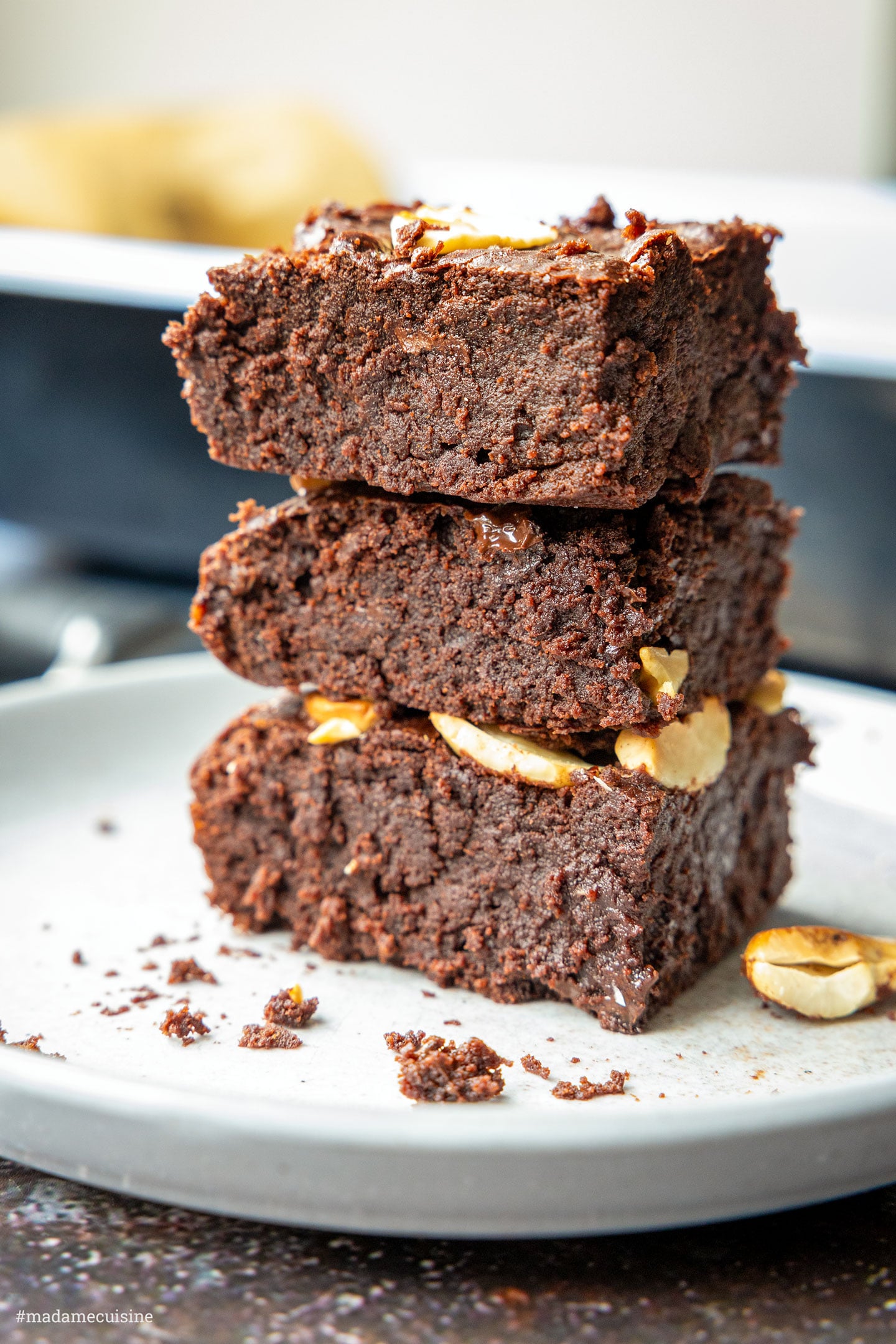 Gestapelte vegane Cashew-Brownies mit dunkler Schokoladentextur