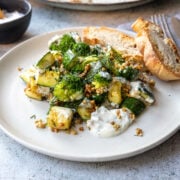 Geröstete Zucchini mit Joghurt-Dill-Dip