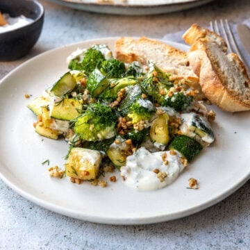 Geröstete Zucchini mit Joghurt-Dill-Dip
