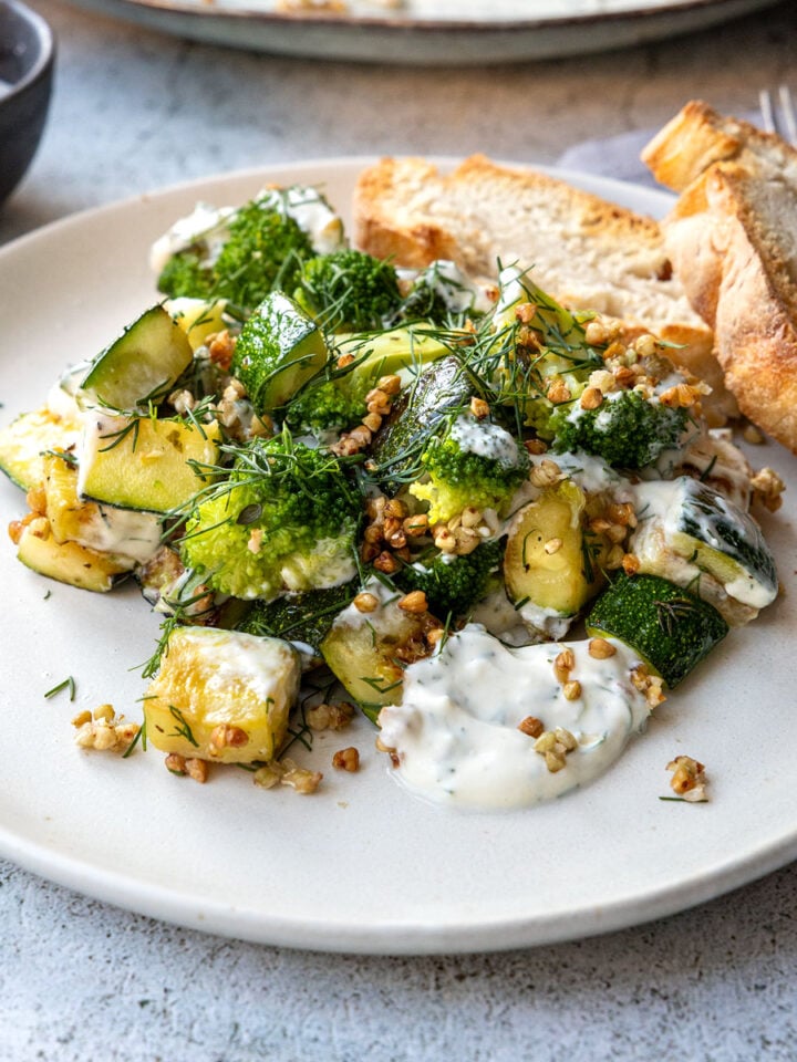 Geröstete Zucchini mit Joghurt-Dill-Dip
