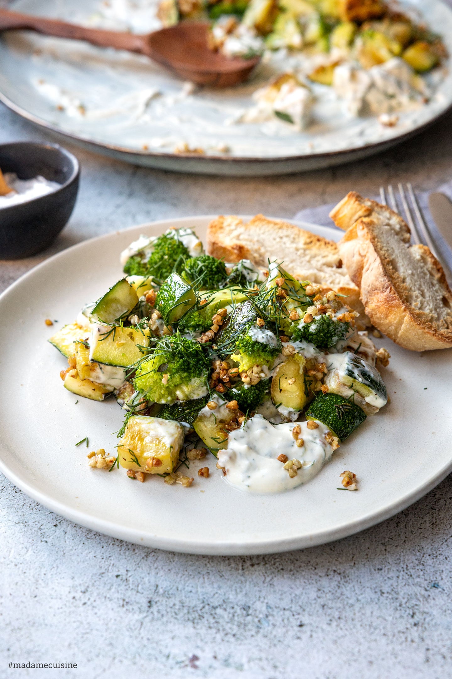 Geröstete Zucchini mit Joghurt-Dip und knusprigem Baguette serviert