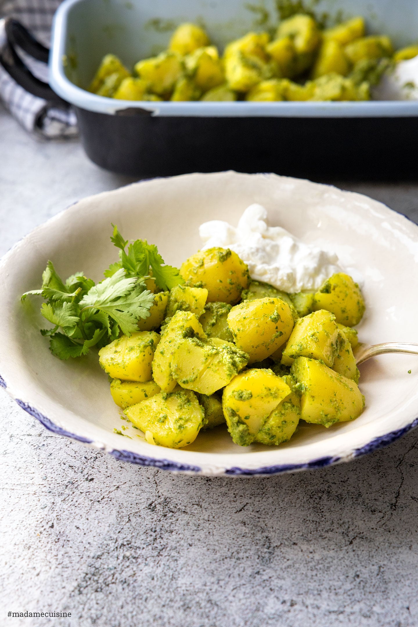 Kartoffeln mit Salsa Verde und Burrata – Nahaufnahme