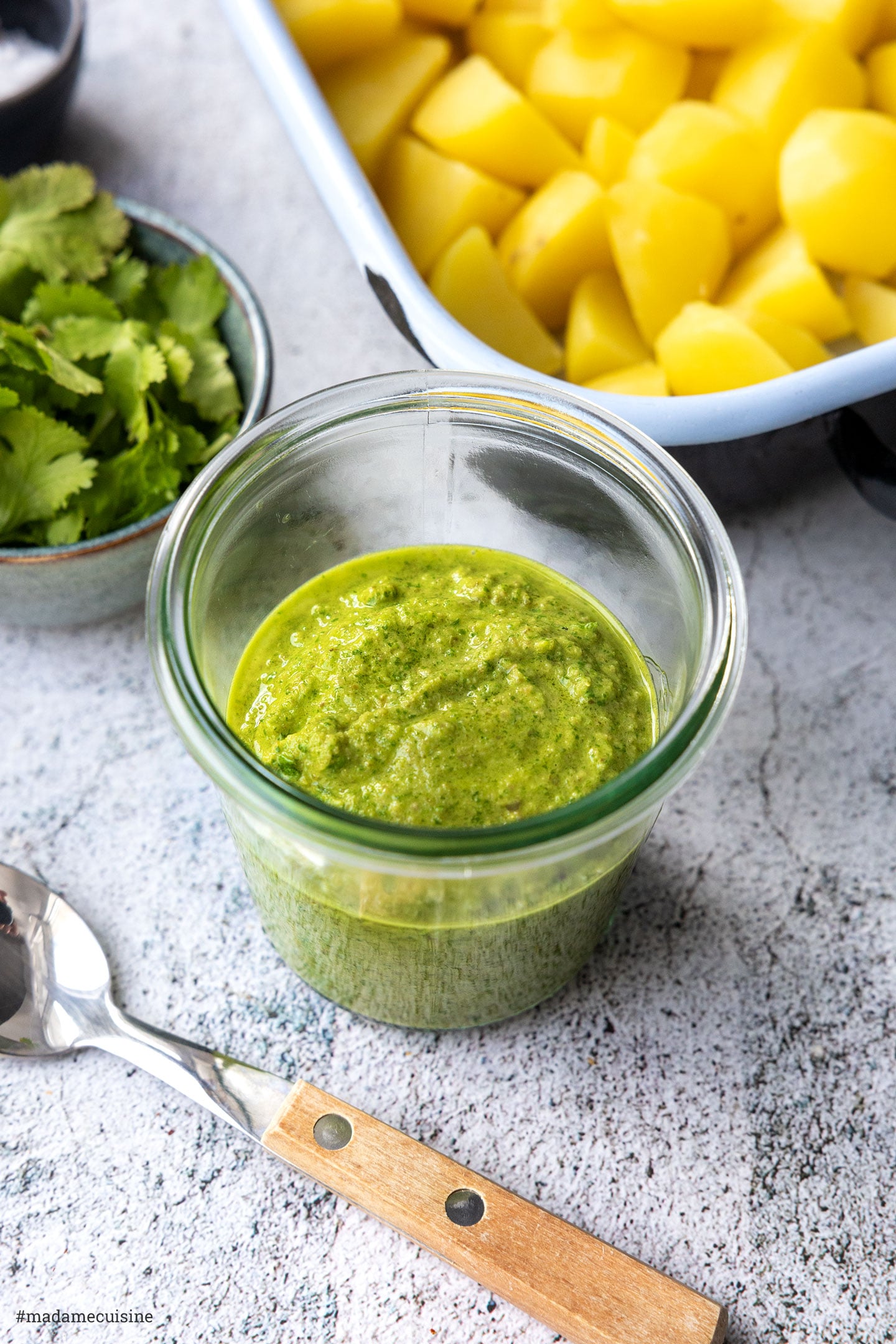 Salsa Verde aus Rucola, Koriander, Kapern und Cornichons im Glas