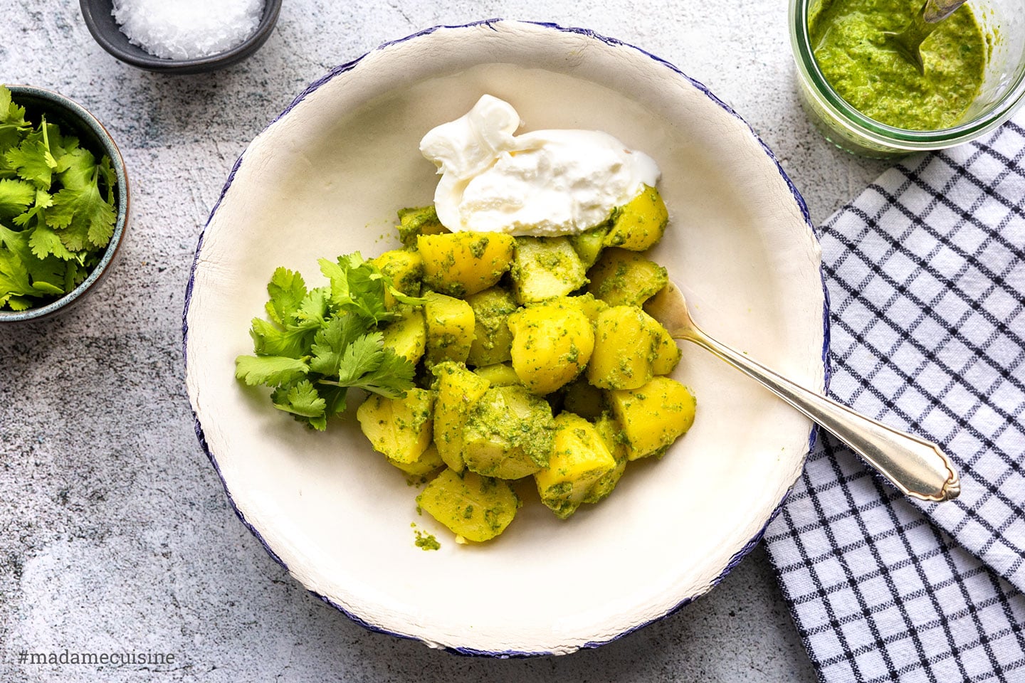 Kartoffeln mit Salsa Verde und Burrata in weißer Schüssel