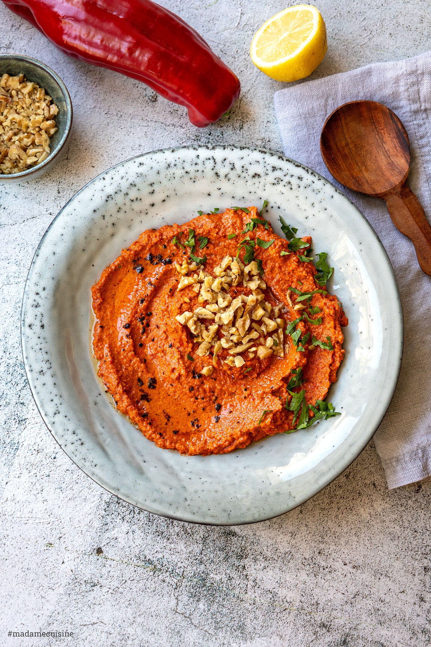Rote Spitzpaprika, Walnüsse und Zitrone als Zutaten für den Dip