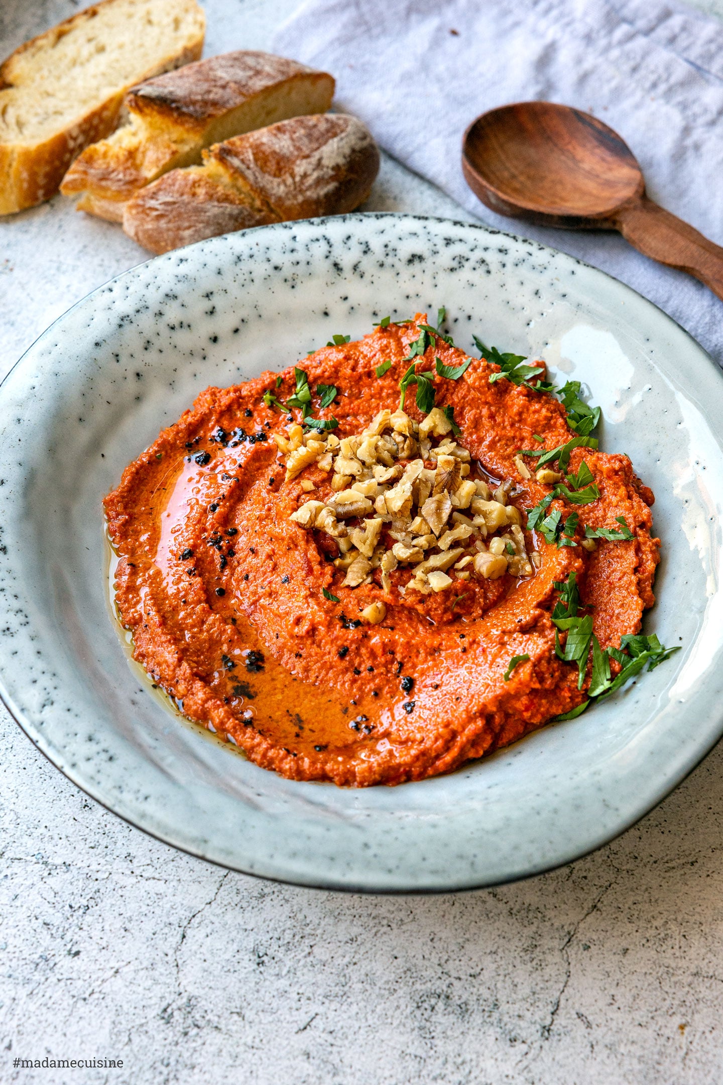 Orientalischer Muhammara-Dip mit Petersilie und Walnüssen, serviert mit Weißbrot