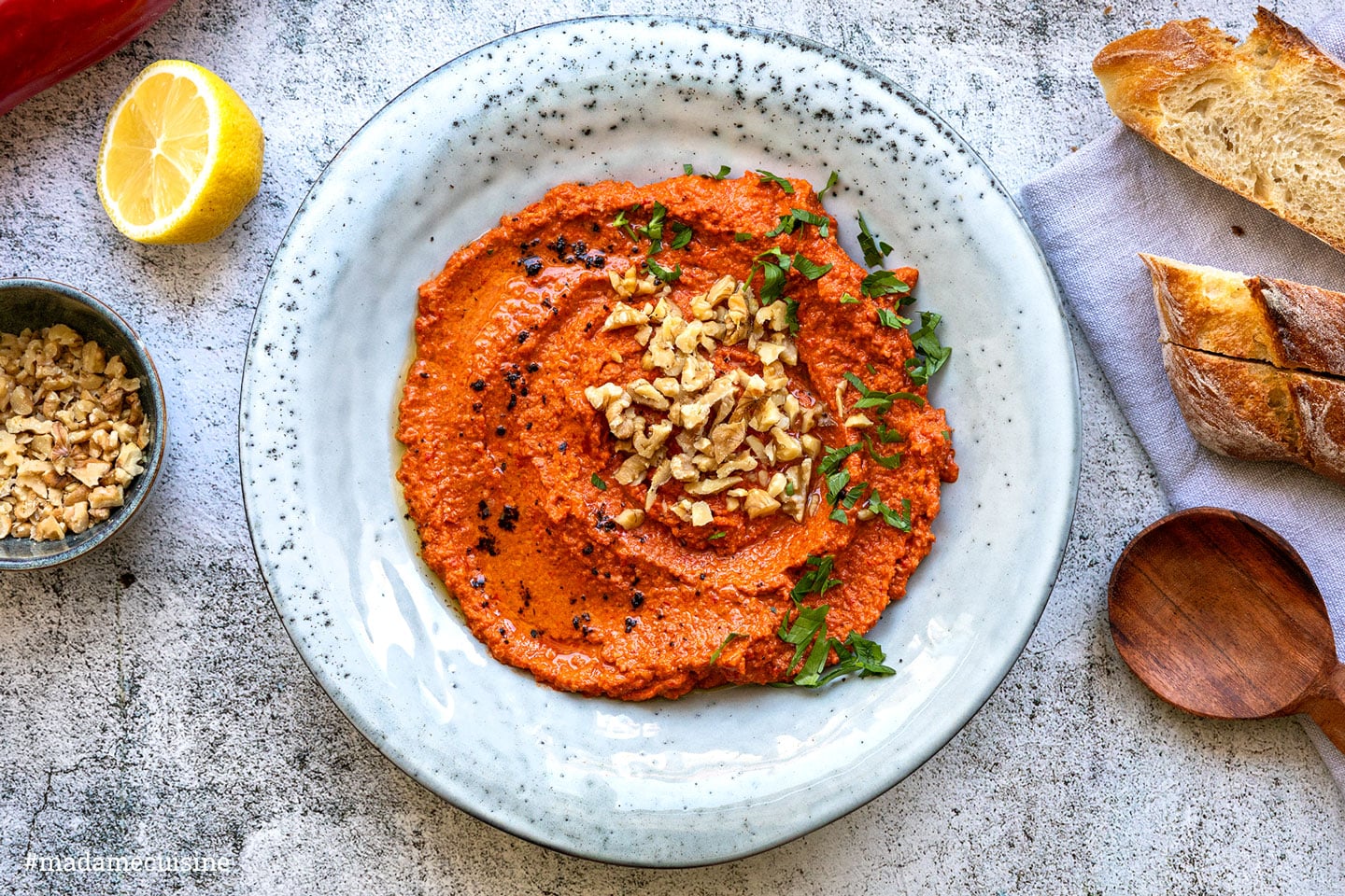 Muhammara Rezept: Paprika-Walnuss-Dip in Schale mit Pitabrot