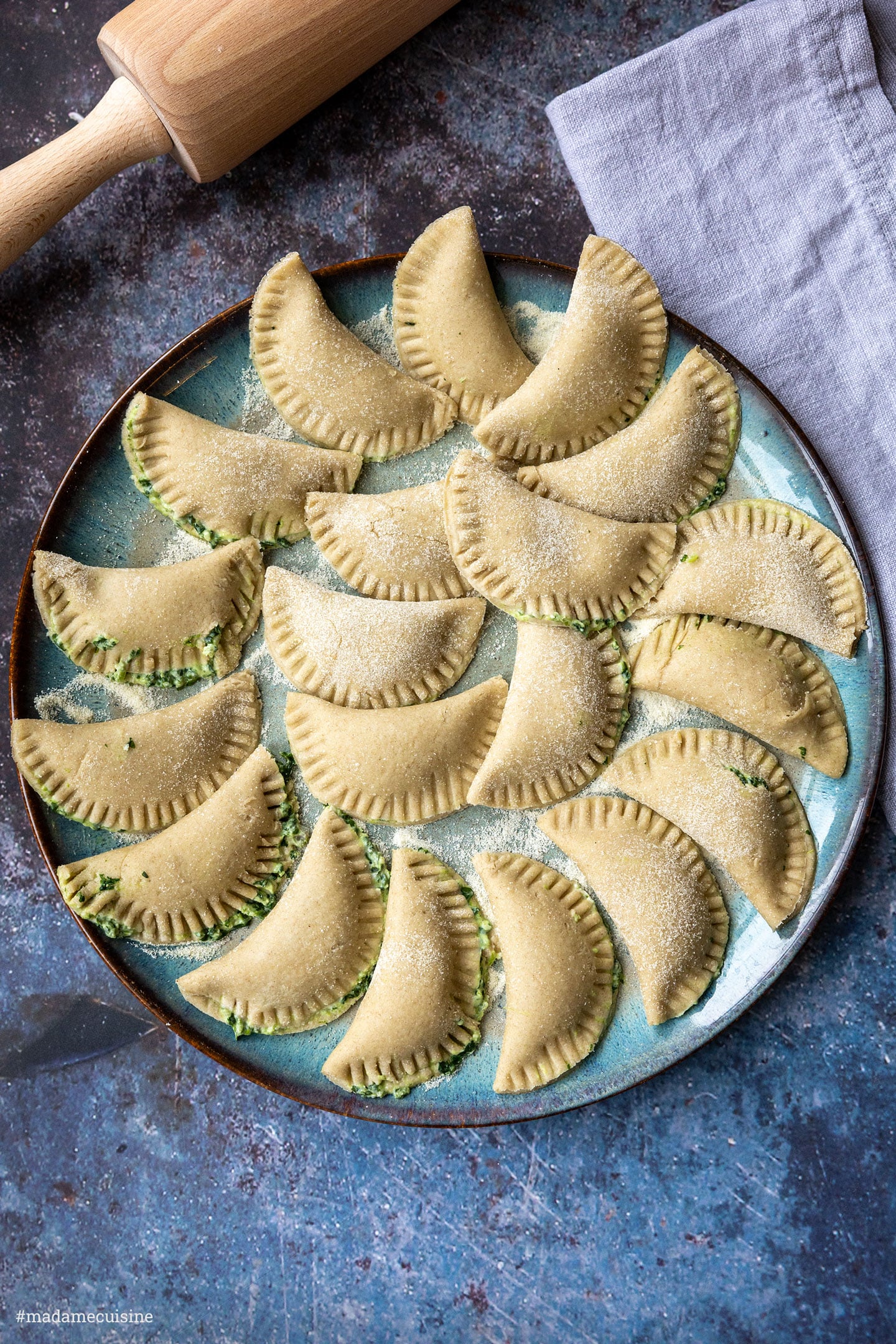 Rohe gefüllte Teigtaschen mit Spinat-Topfen-Füllung vor dem Kochen