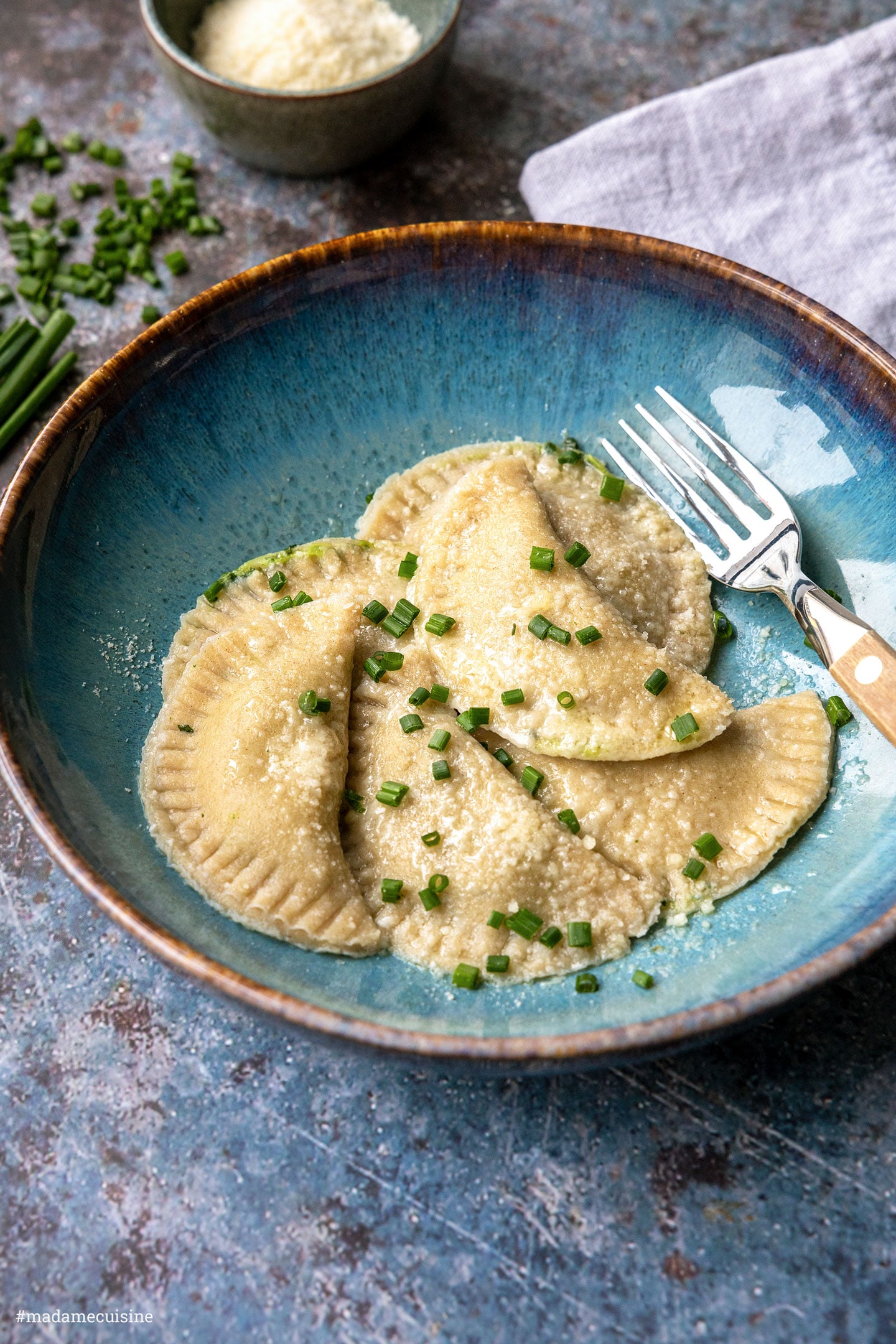 Gefüllte Pasta mit Spinatfüllung, serviert mit Beilagensalat