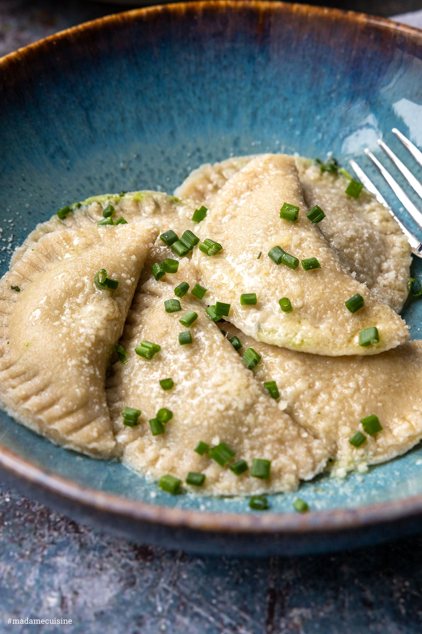 Nahaufnahme Schlutzkrapfen mit Nussbutter, Parmesan und Schnittlauch