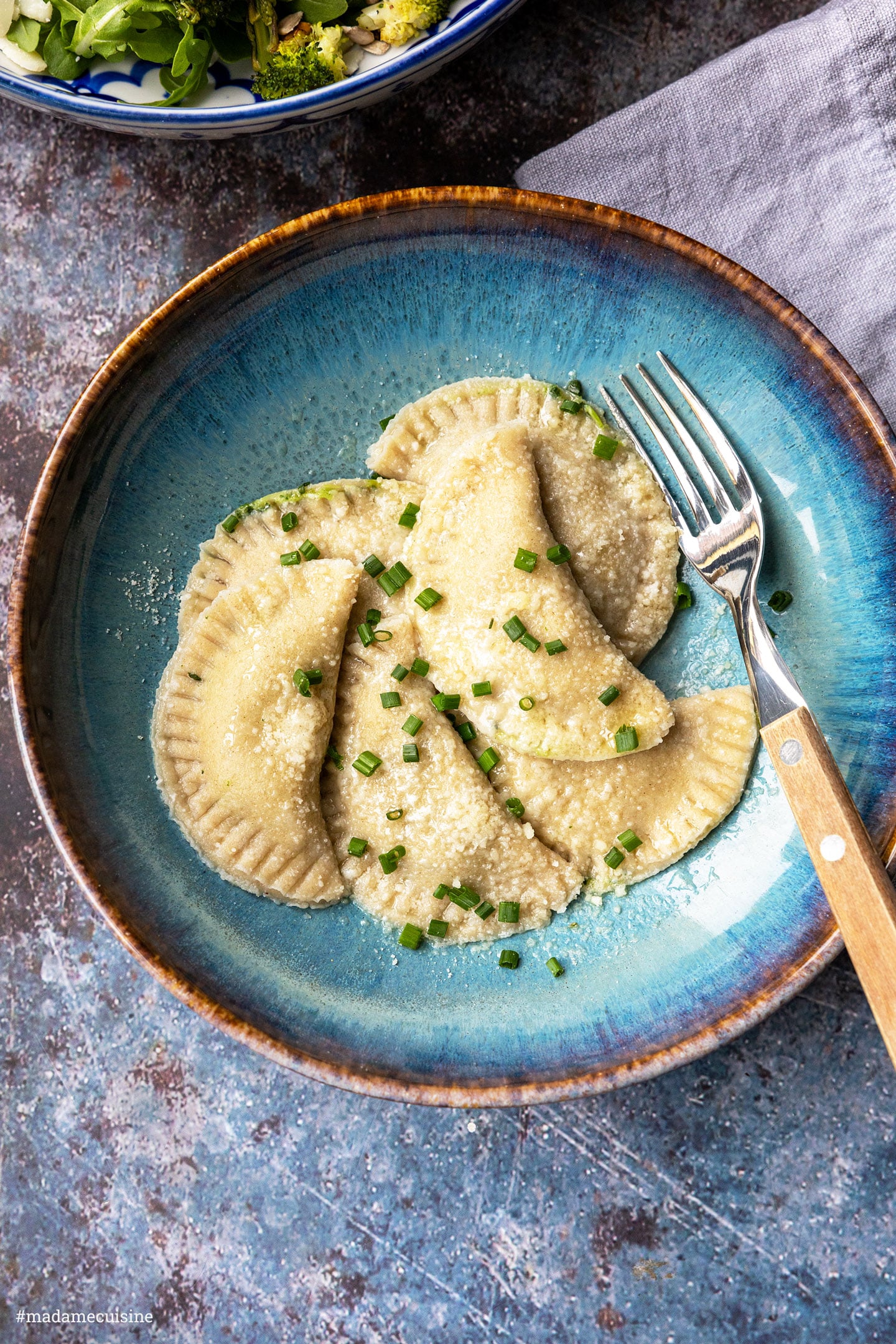 Südtiroler Schlutzkrapfen auf Teller mit Gabel
