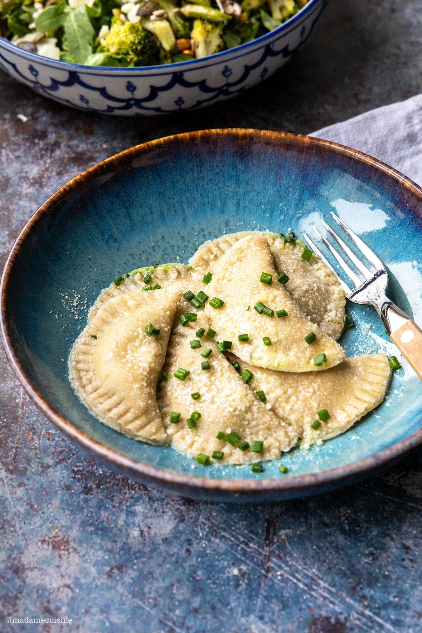 Gefüllte Südtiroler Schlutzkrapfen mit Spinatfüllung, serviert mit Beilagensalat