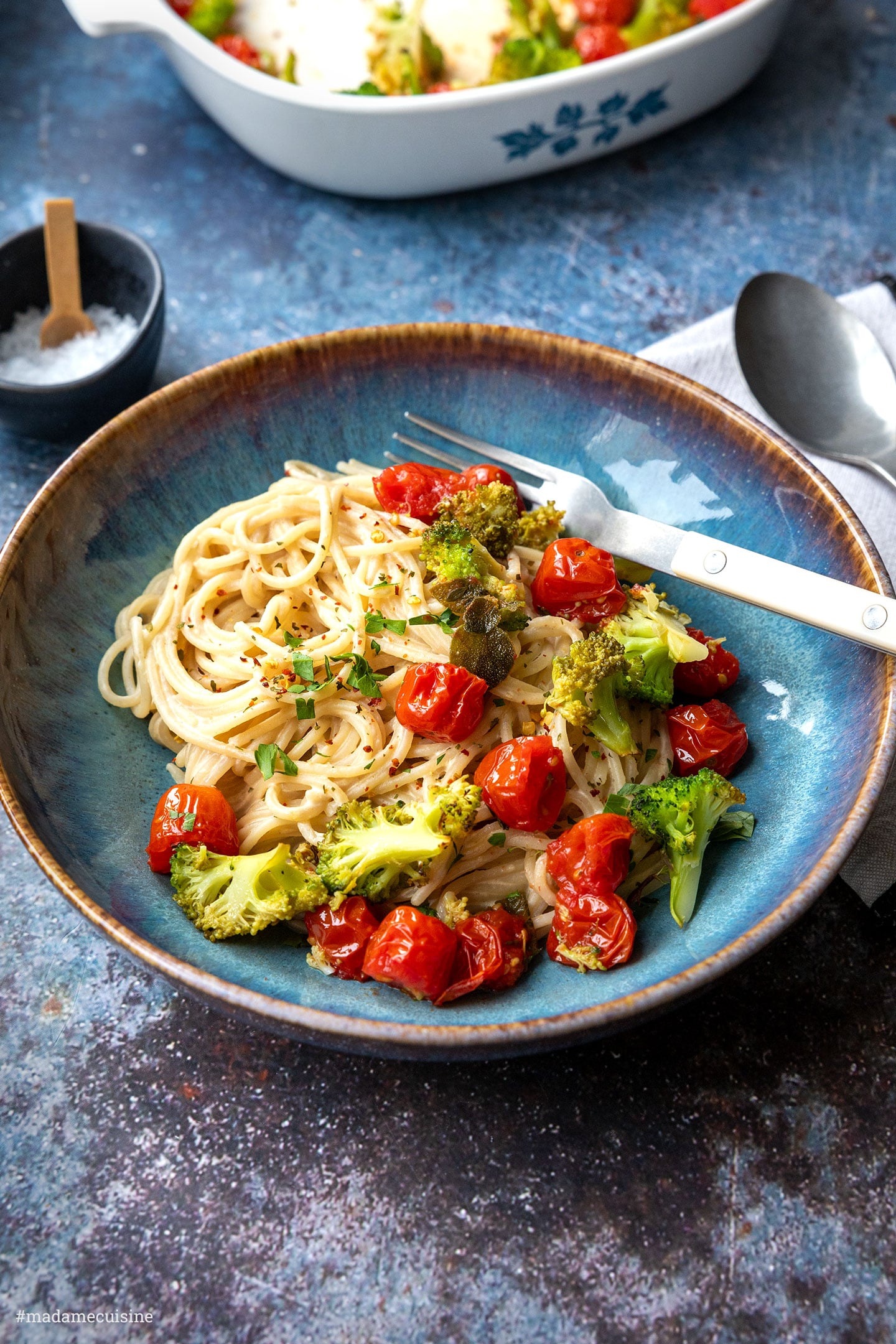 Pasta angerichtet mit gerösteten Kirschtomaten und Brokkoli aus dem Ofen