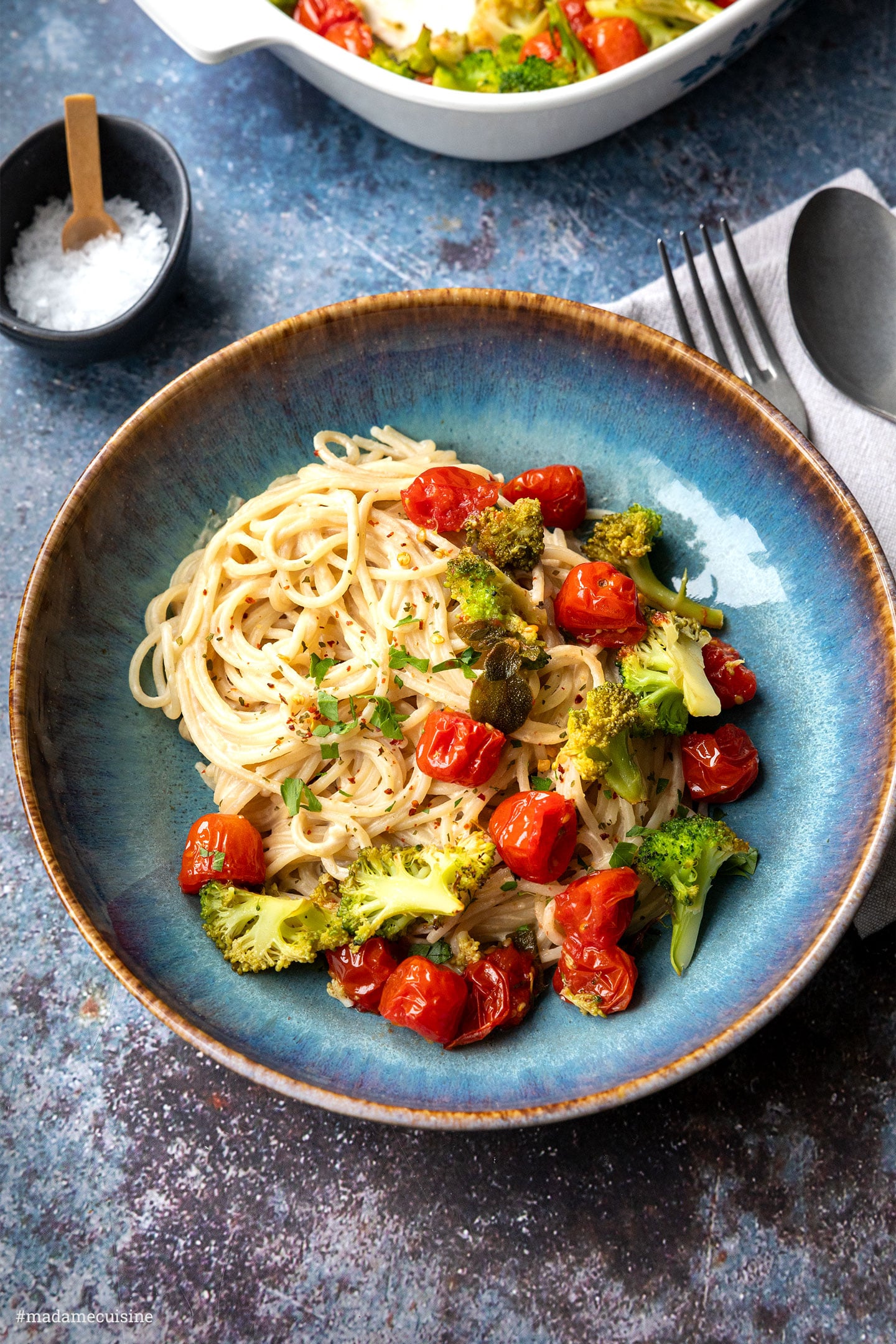 Vegane Sesampasta mit Ofengemüse im Hintergrund