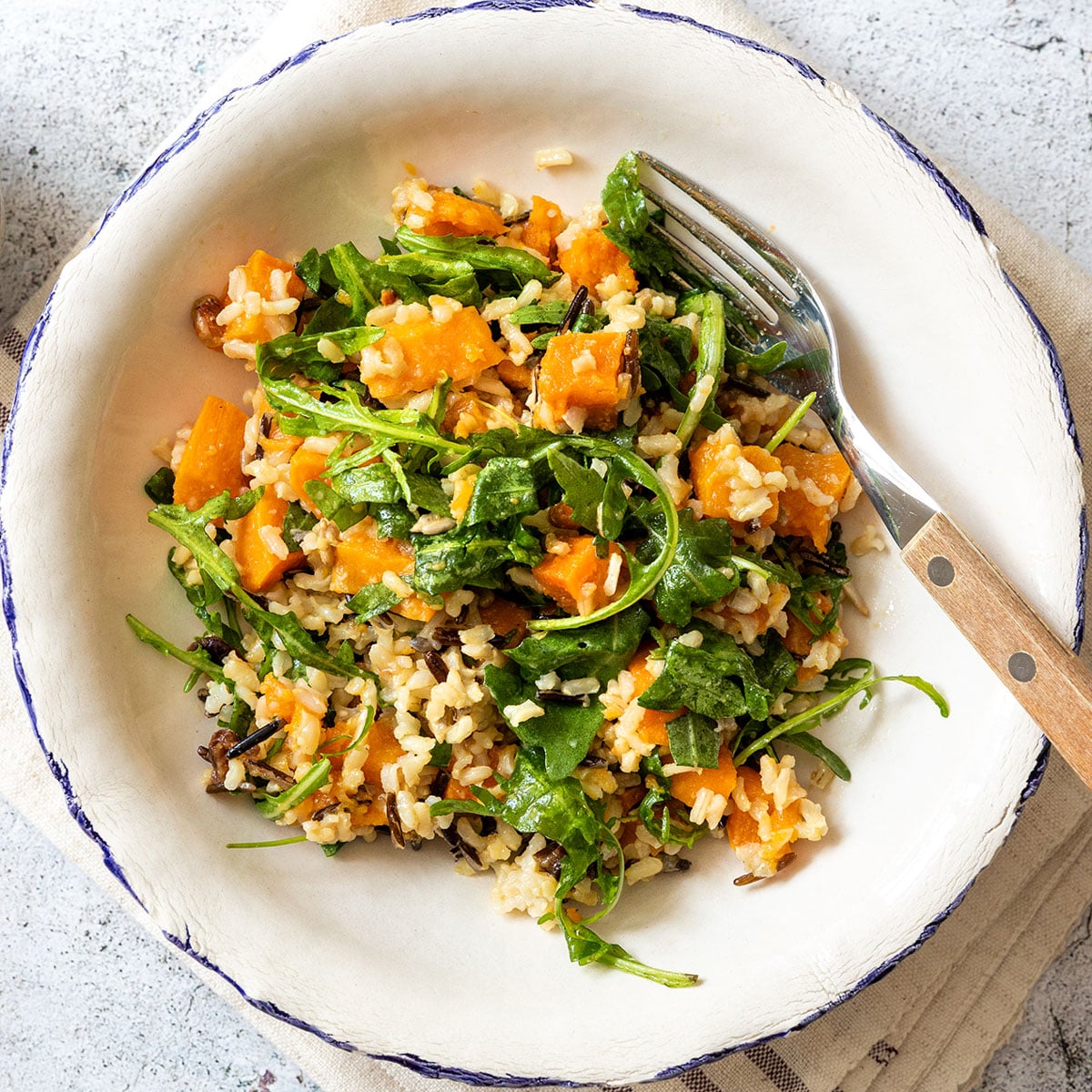 Wildreis-Süßkartoffel-Salat mit Rucola & Feta
