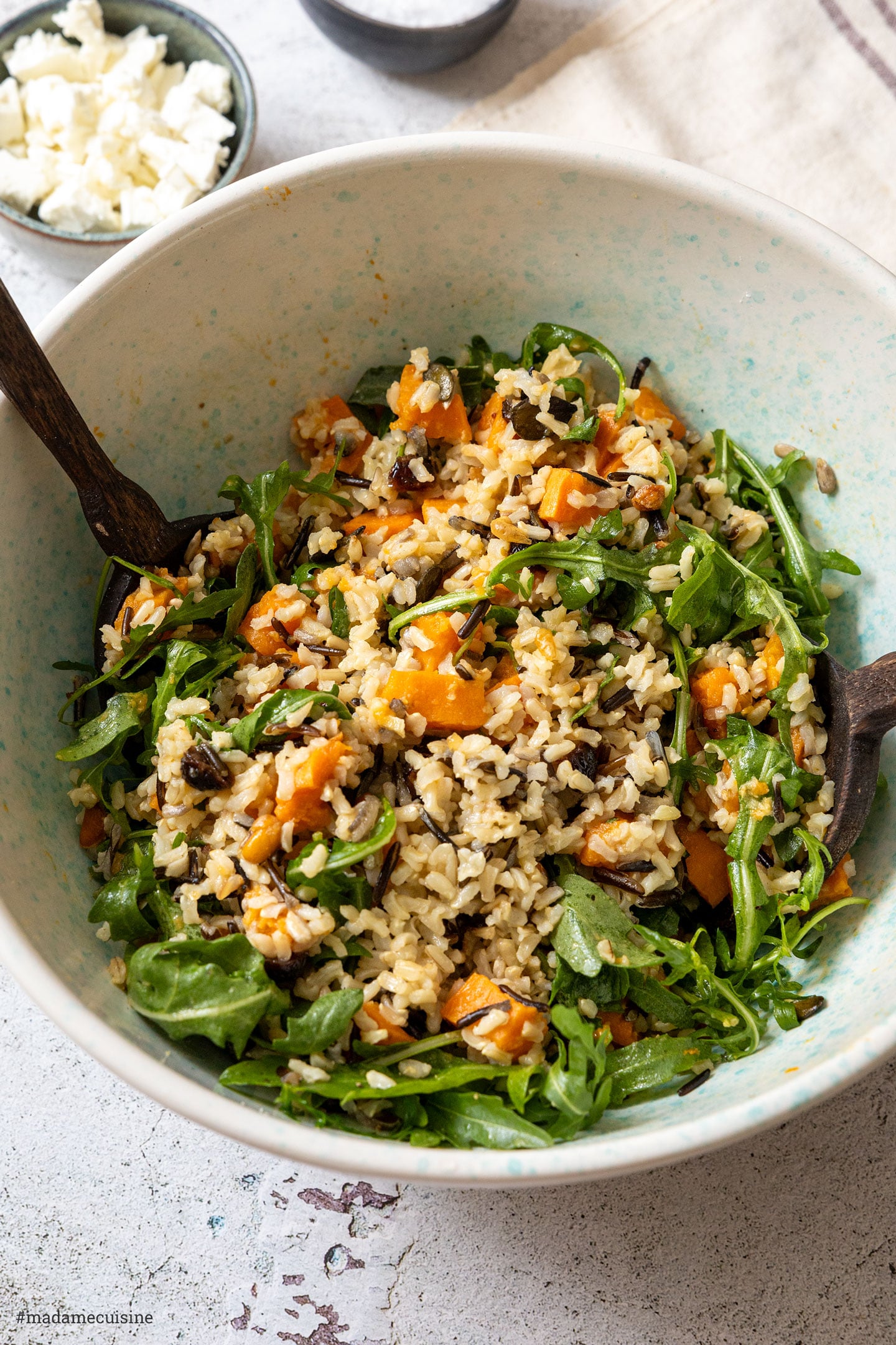 Nahaufnahme von Wildreis-Süßkartoffel-Salat mit Rucola, Cranberries und Saaten