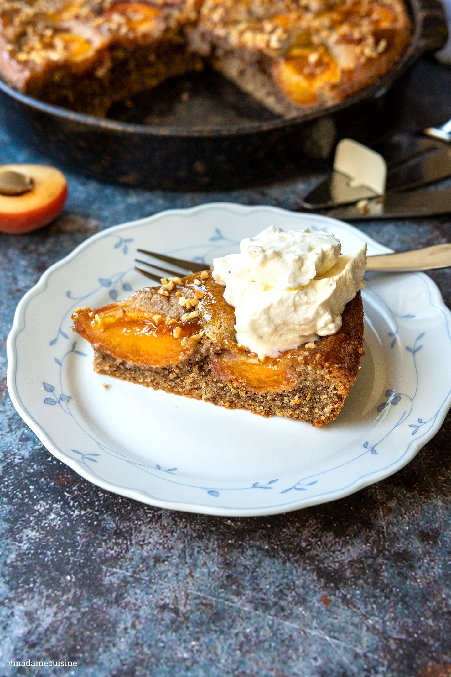 Angeschnittener Aprikosenkuchen mit Aprikosenscheiben und gerösteten Mandeln