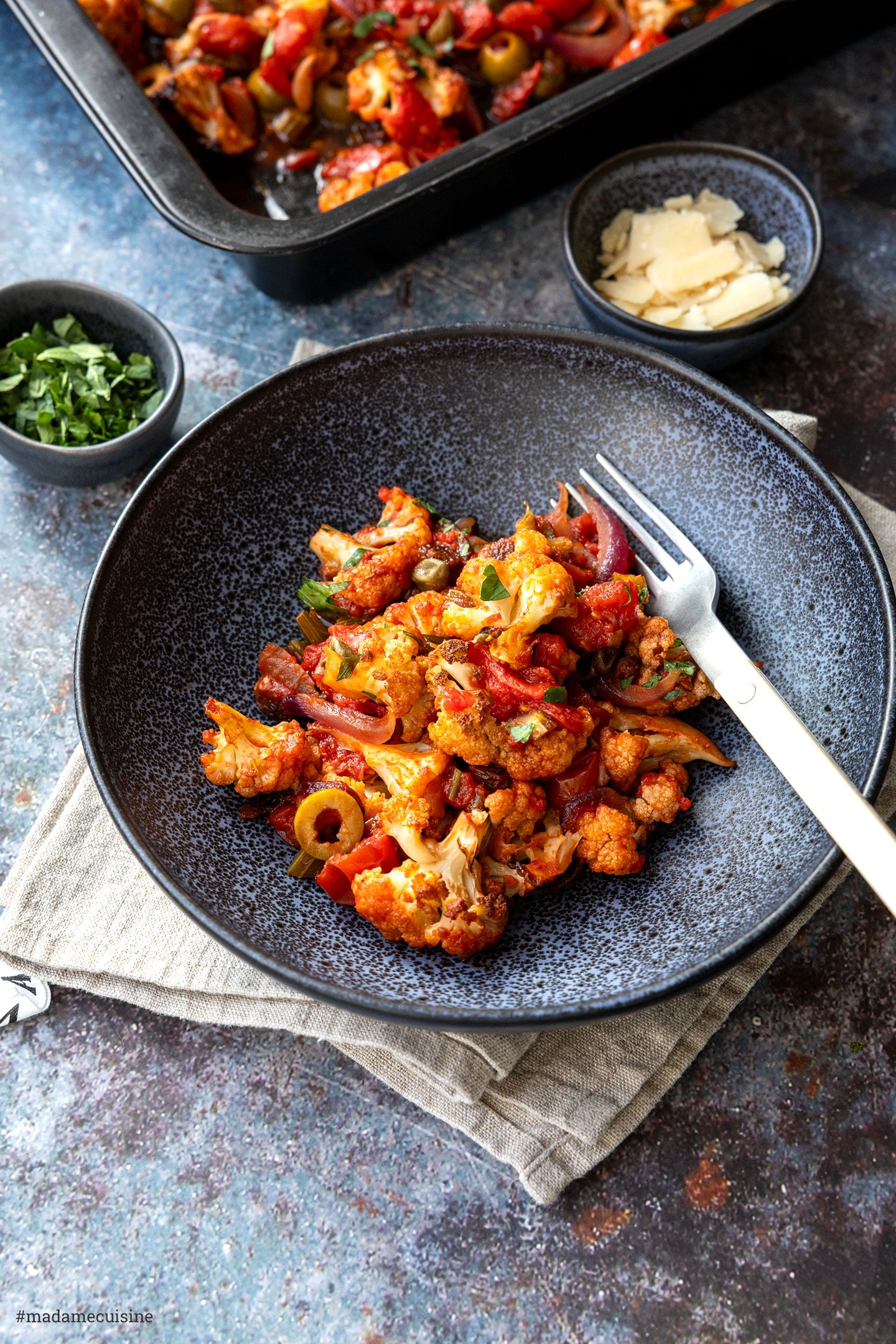 Blumenkohl-Caponata mit Oliven und Kapern, Gabel im Bild
