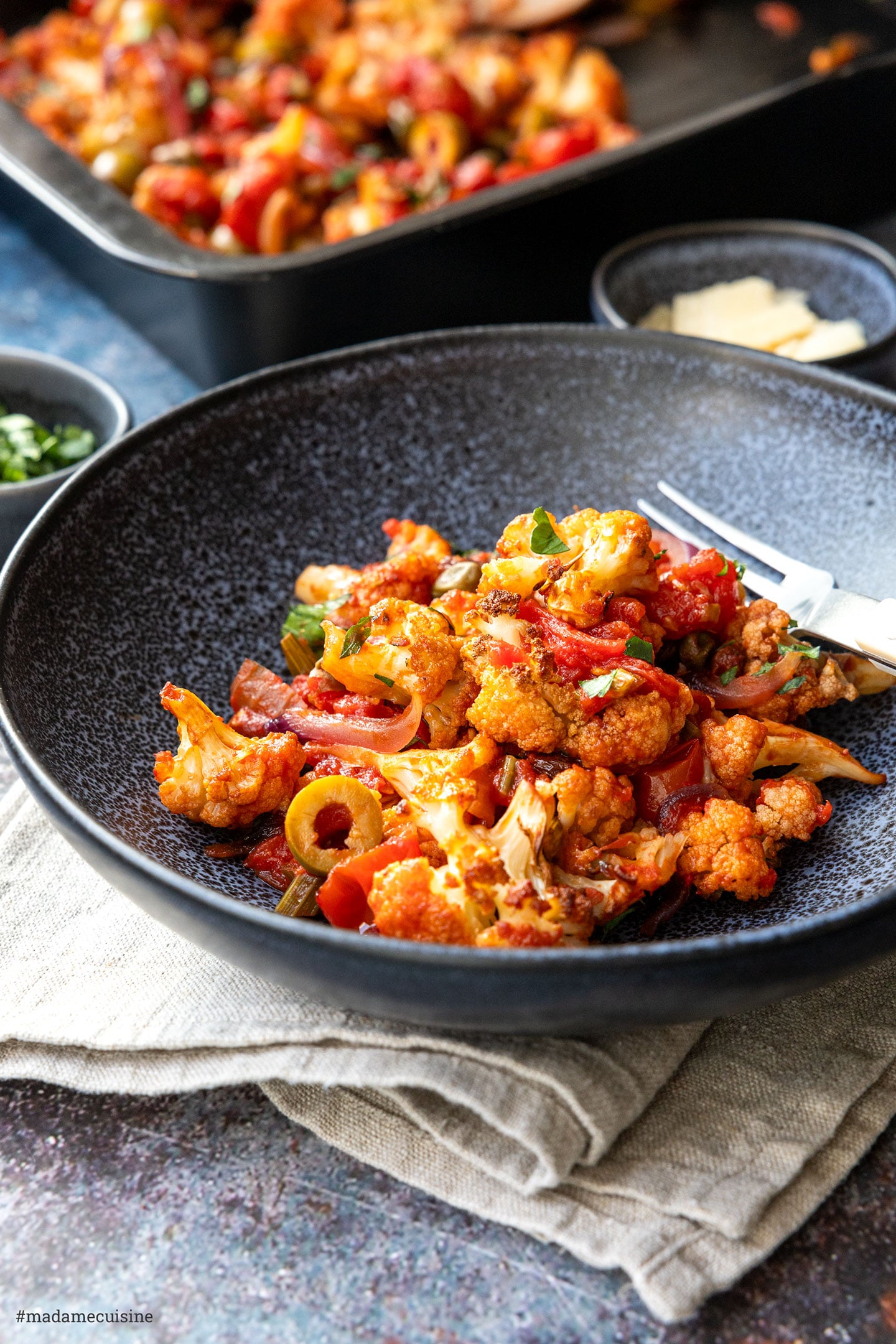 Serviervorschlag Blumenkohl-Caponata mit Selleriegrün und Parmesan
