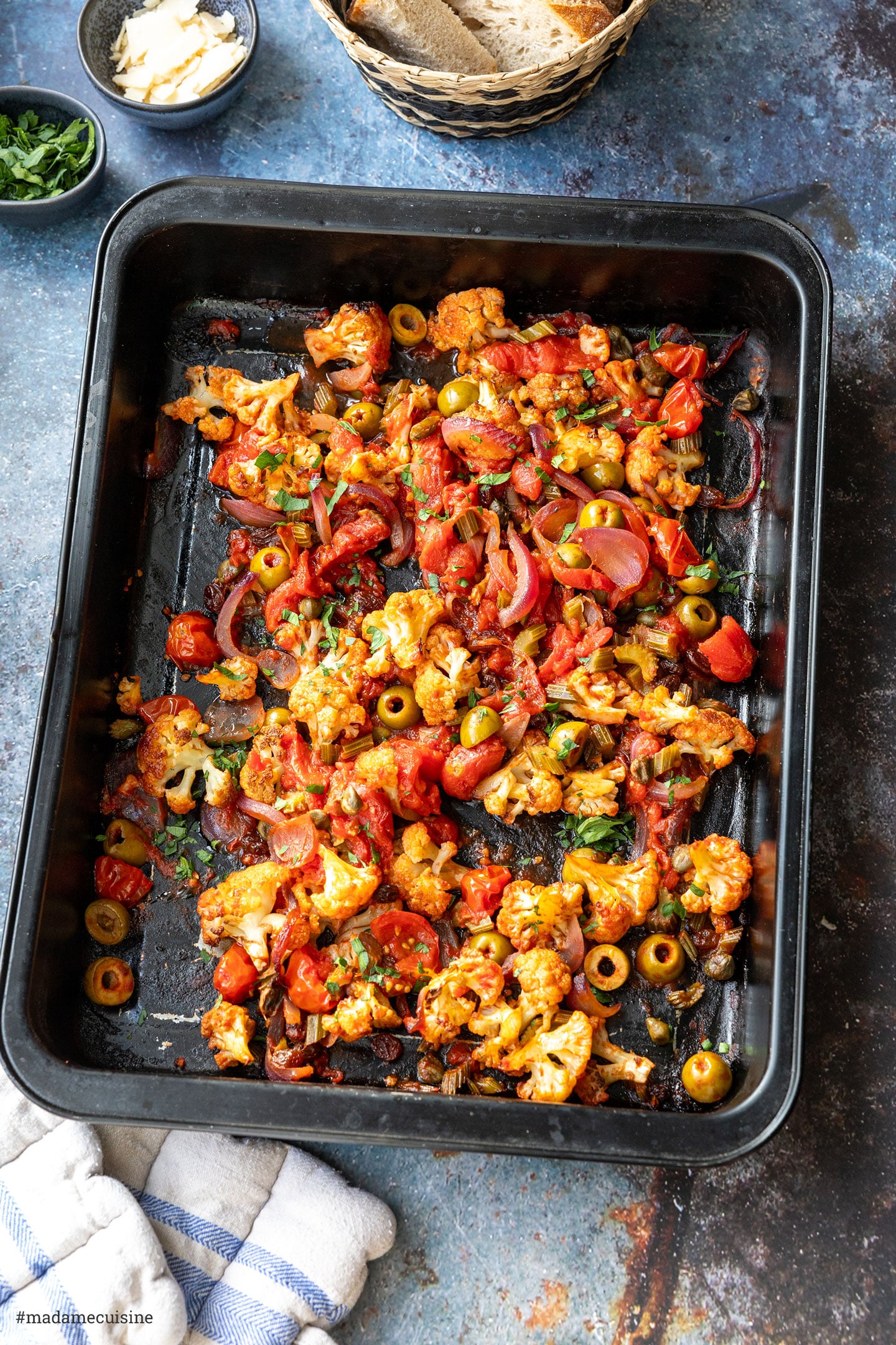 Fertig geröstetes Gemüse mit Tomaten und Oliven im Blech