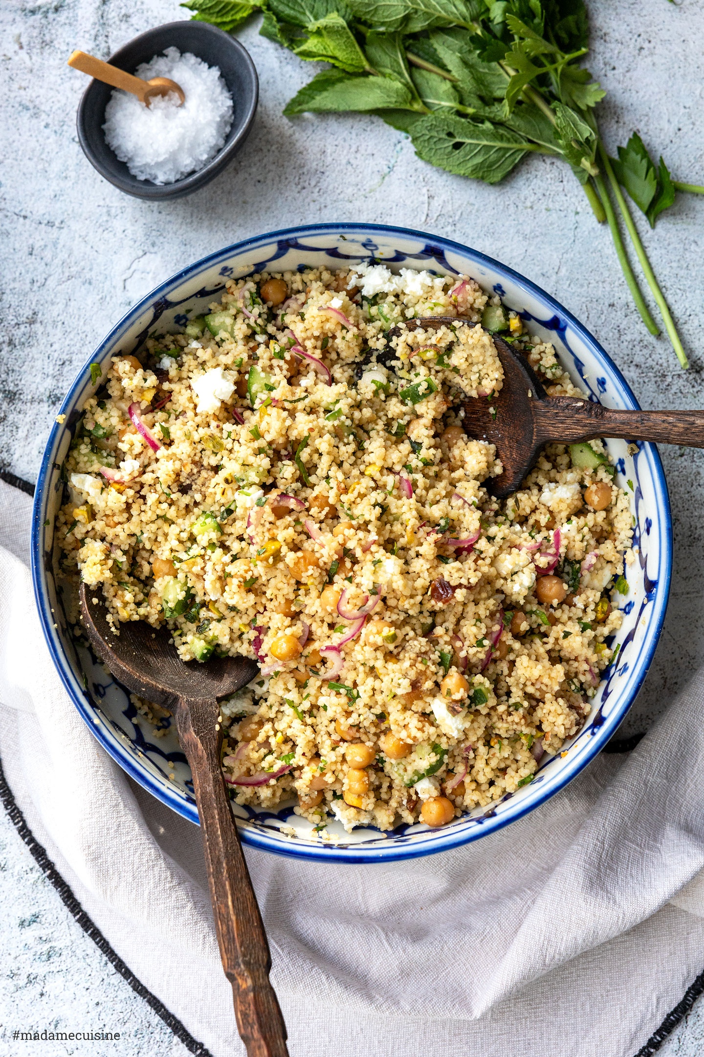 Couscous mit Kichererbsen auf gemustertem Teller von oben fotografiert