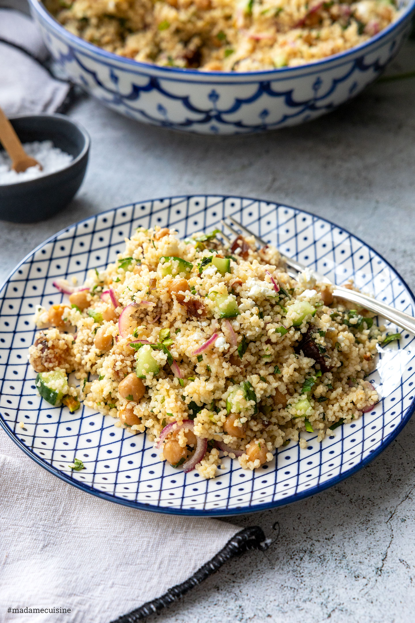 Sommerlicher Getreidesalat mit Kichererbsen, Gurke und Datteln auf Teller