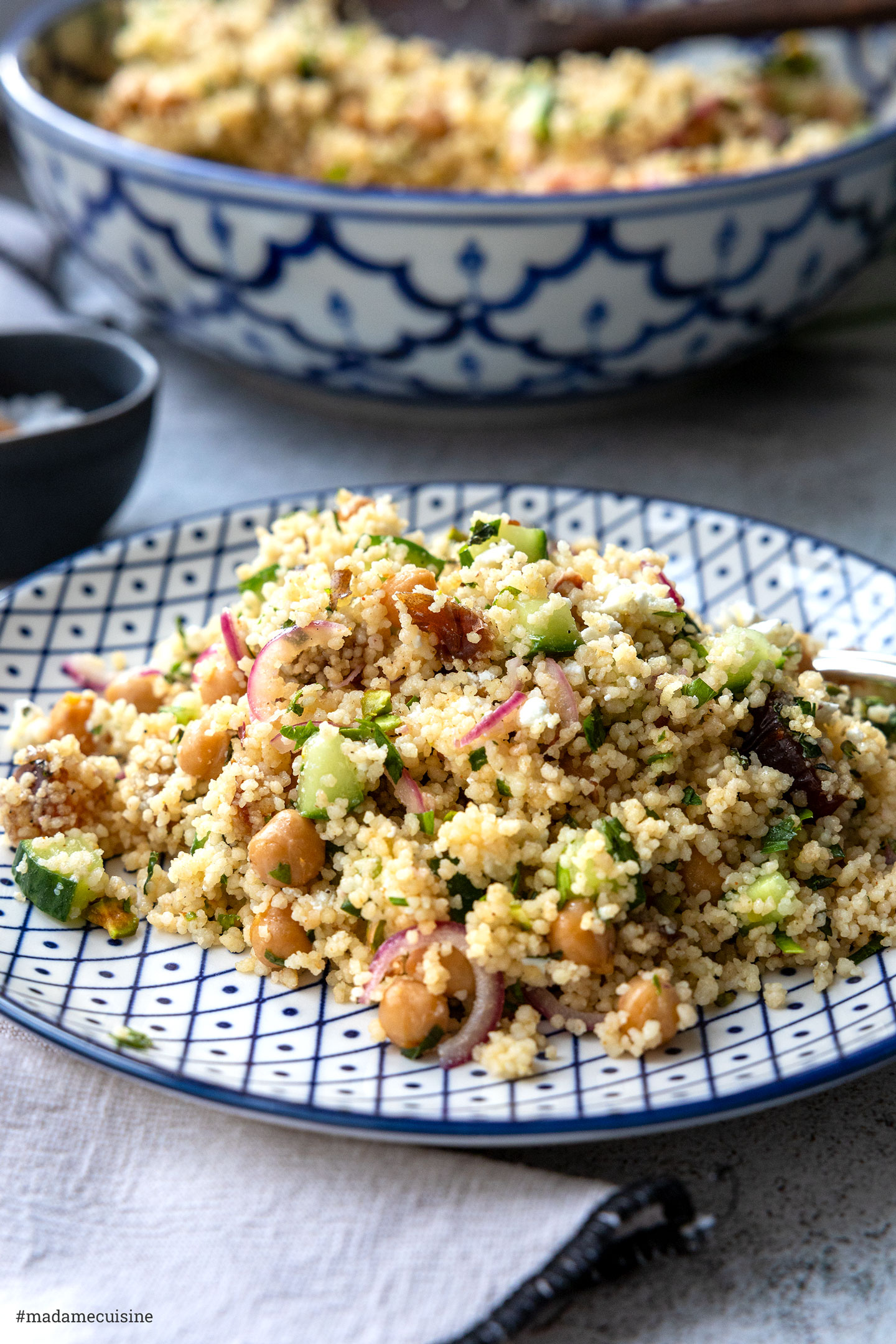 Couscous mit Kichererbsen, garniert mit frischer Petersilie