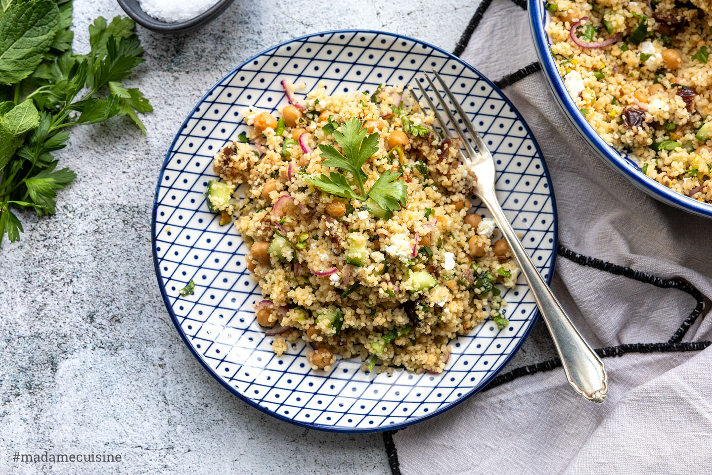 Couscous mit Kichererbsen in blau-weißer Schüssel mit Kräutern