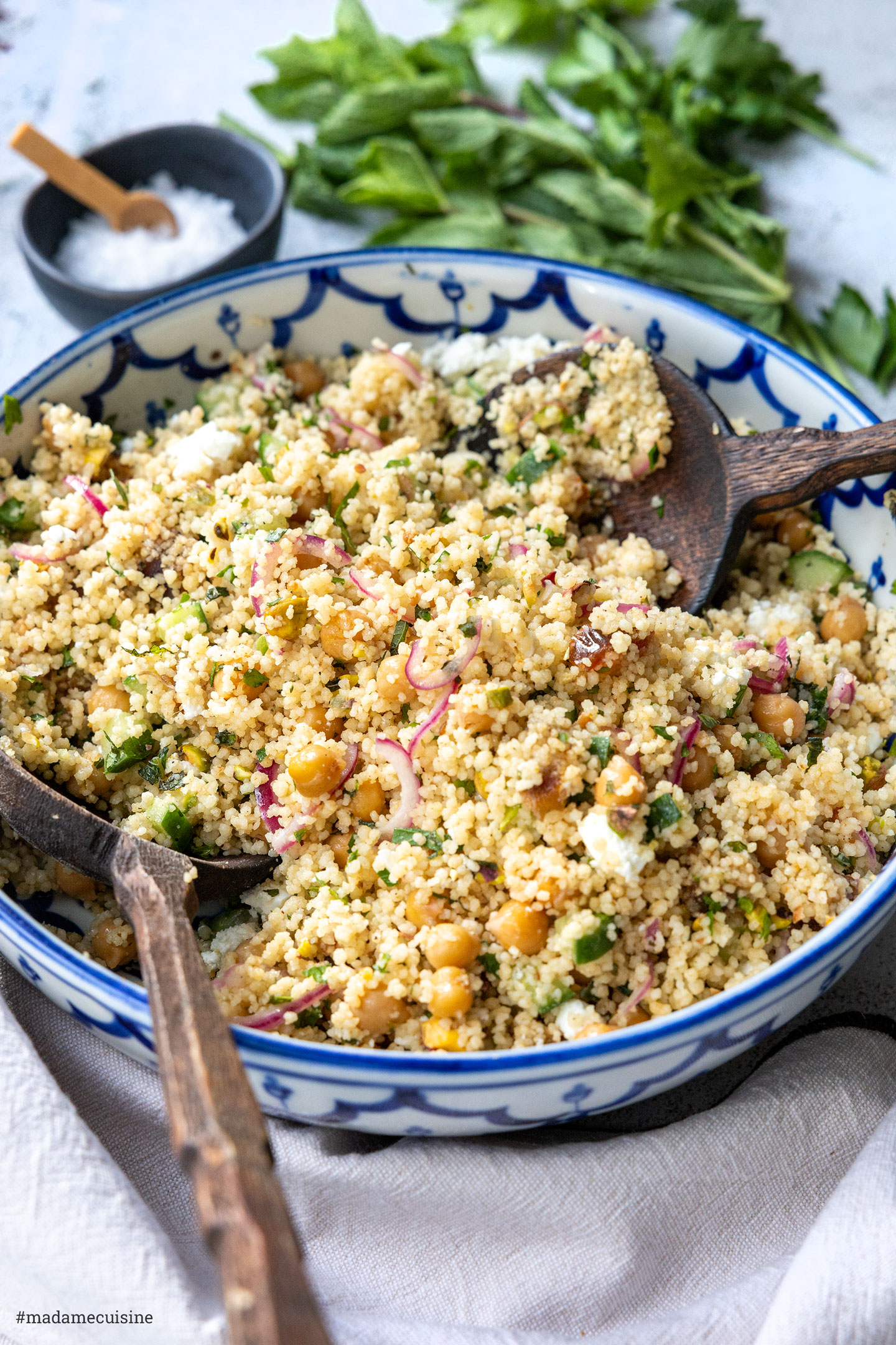 Couscous mit Kichererbsen, Pistazien und Feta in Servierschüssel