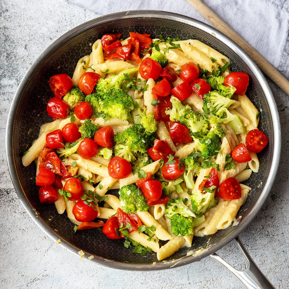 Hummus-Pasta mit Brokkoli & Tomaten – cremig & schnell