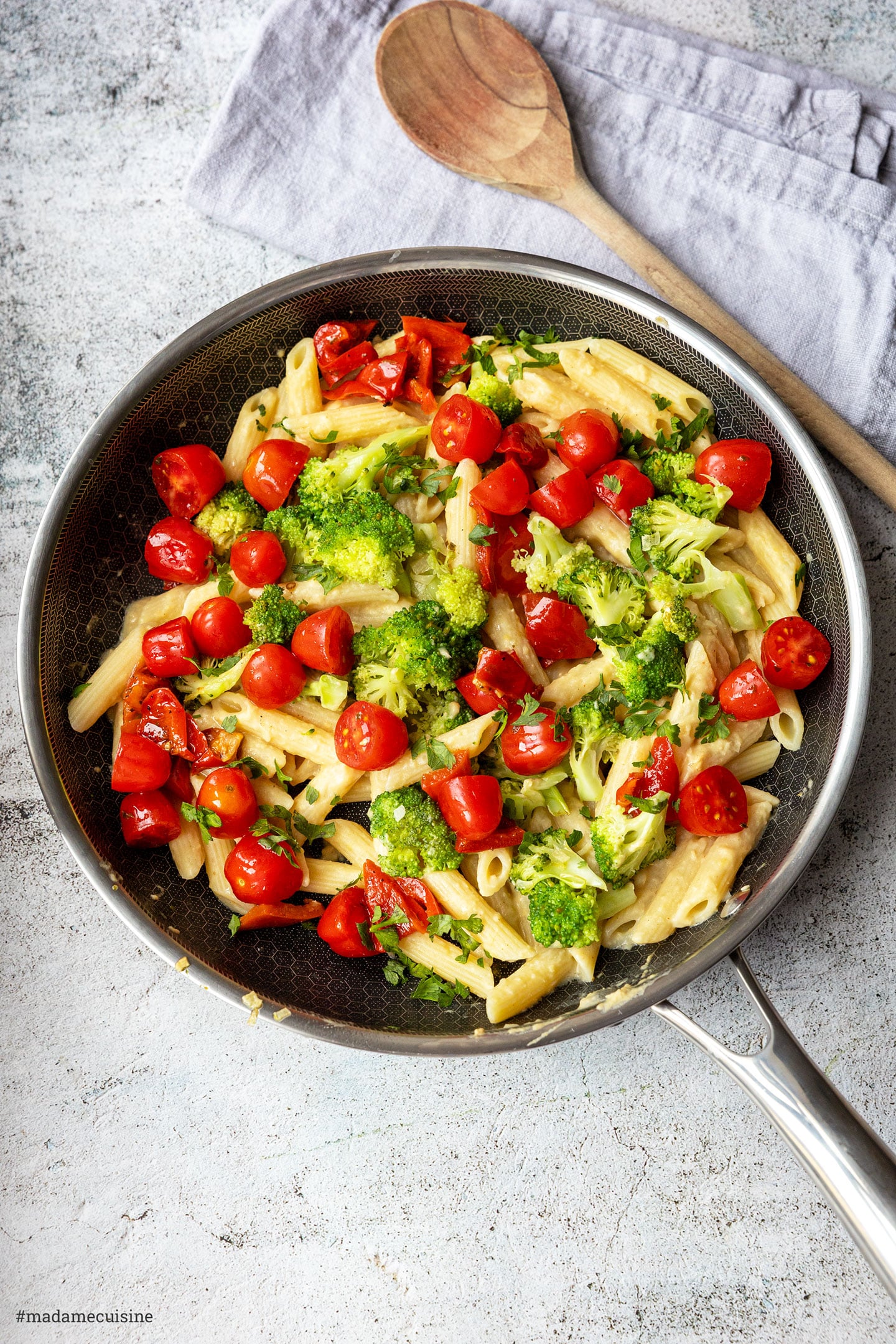 Hummus-Pasta mit Brokkoli und Tomaten in der Pfanne