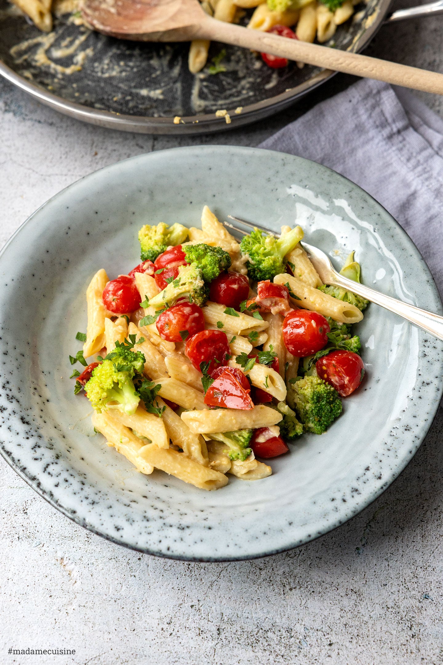 Nahaufnahme Hummus-Pasta mit Röstaromen an den Tomaten