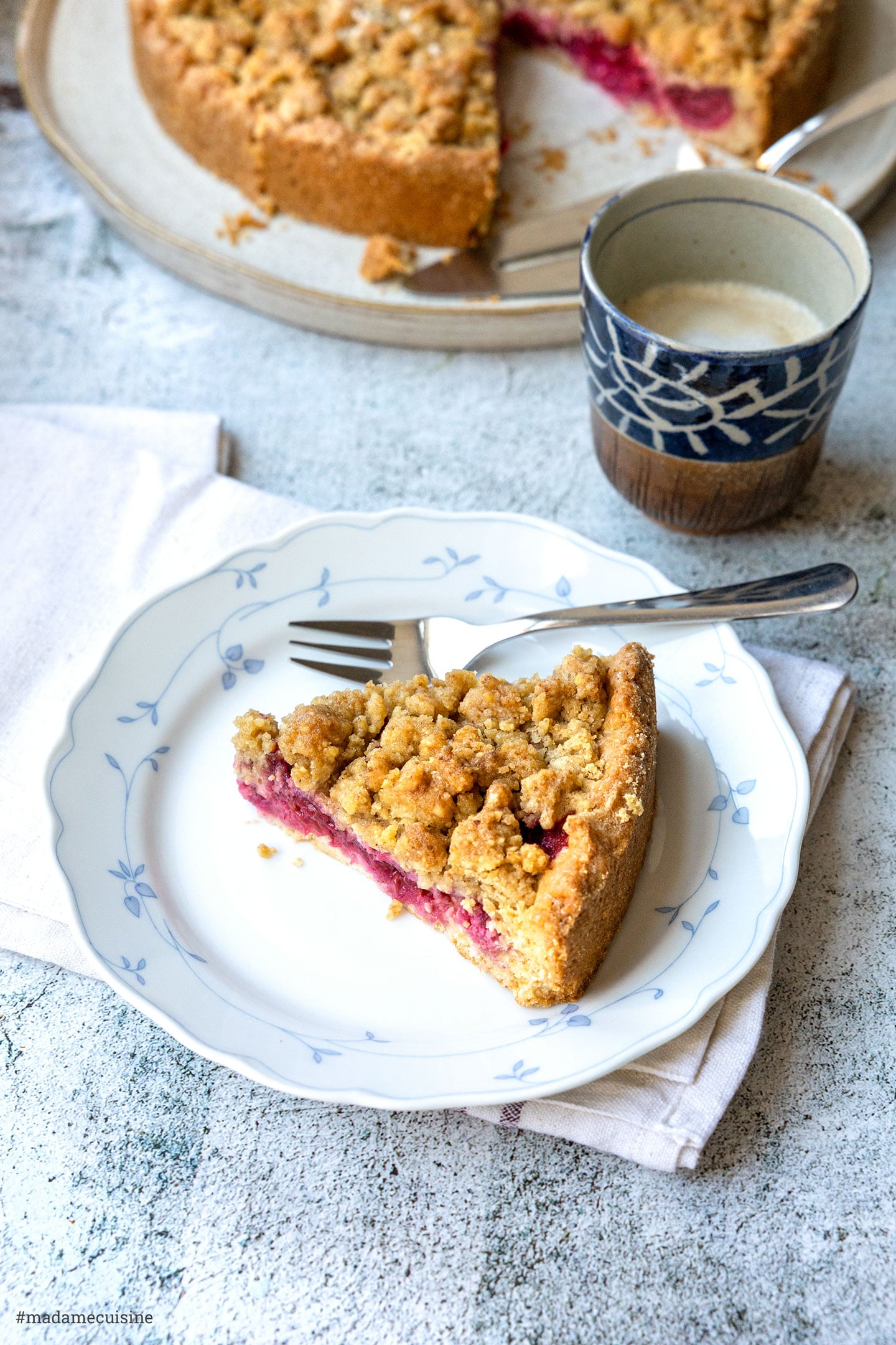 Ein Stück Kuchen serviert mit einer Tasse Kaffee
