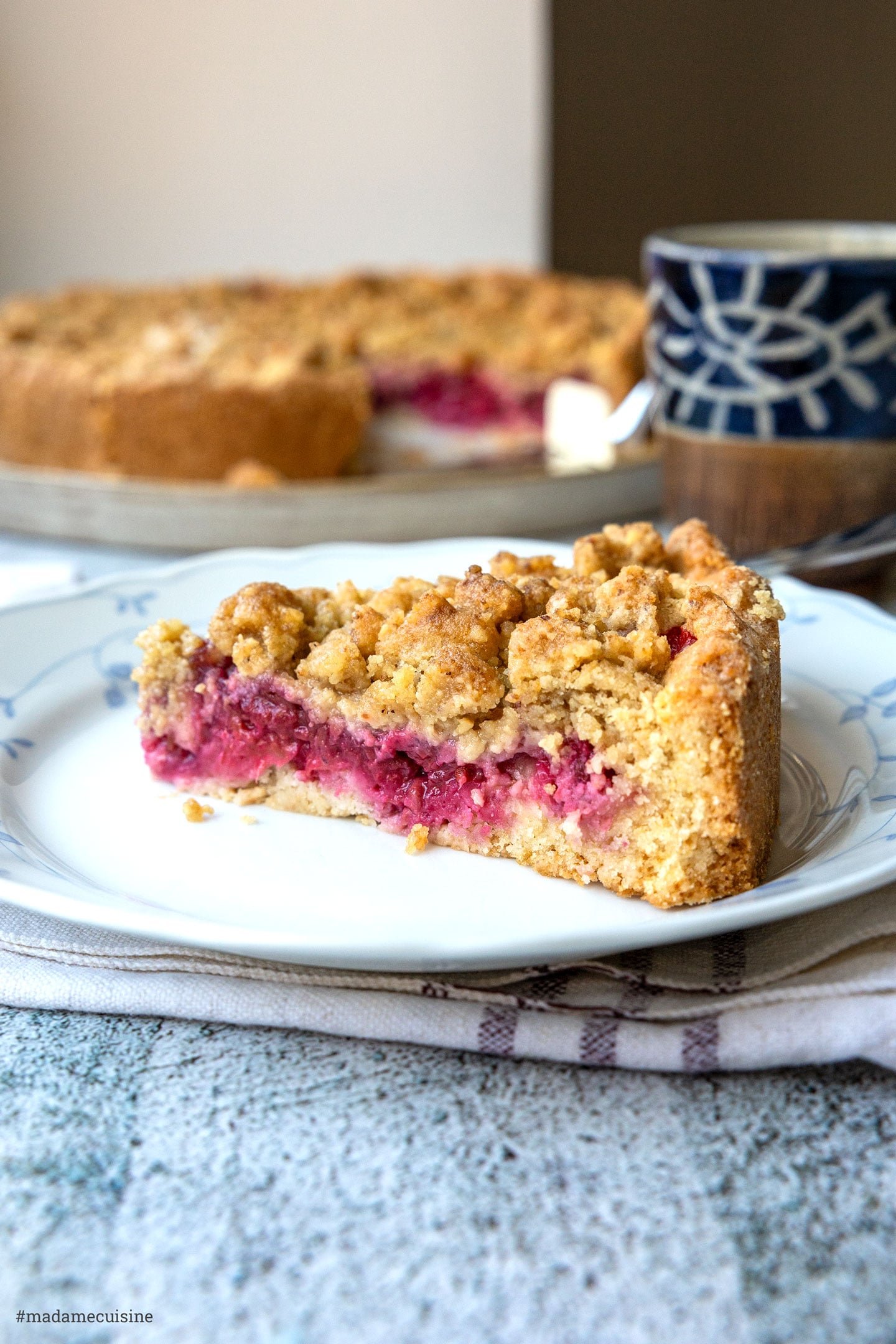 Johannisbeer-Streuselkuchen mit roten Beeren auf dem Tisch