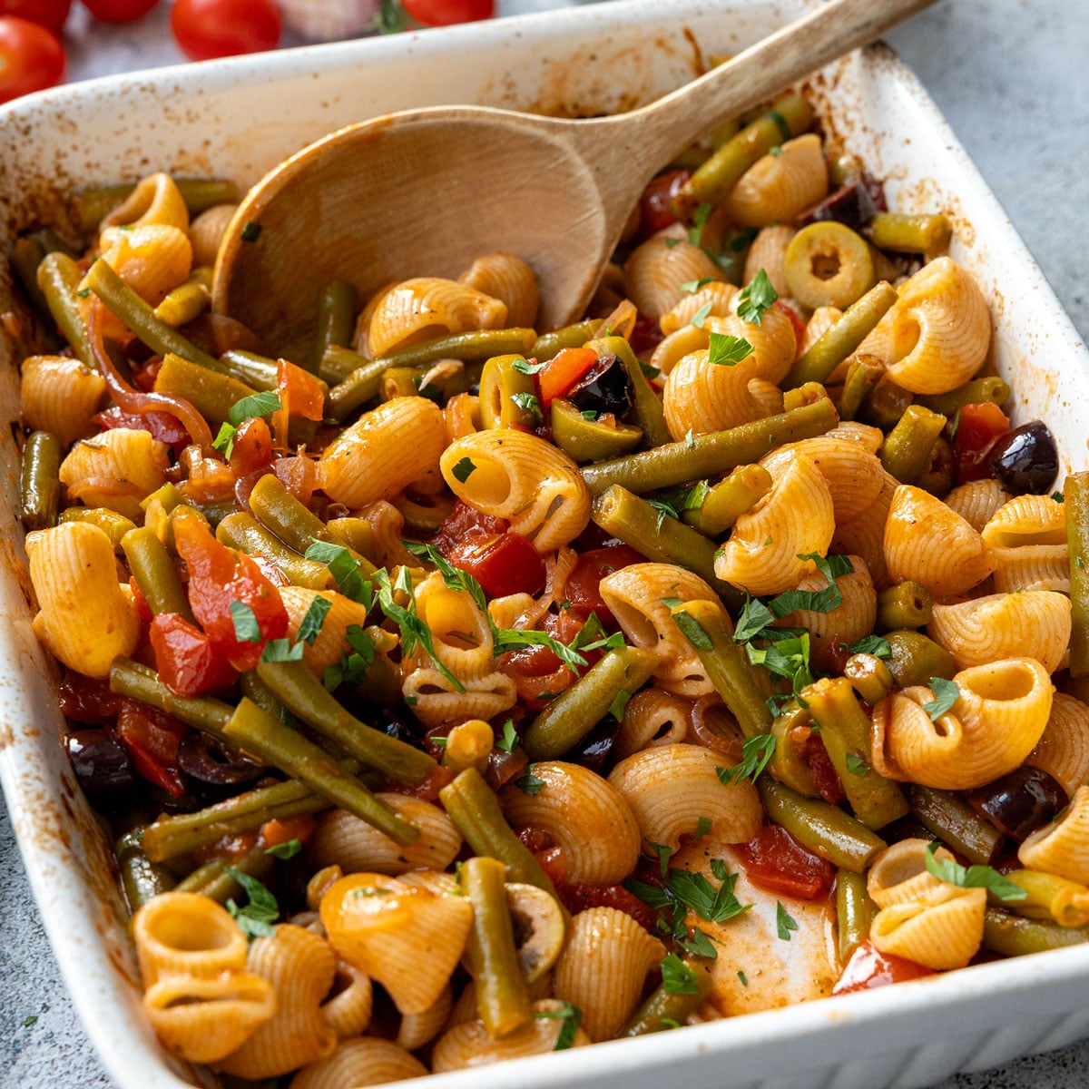 Pasta mit grünen Bohnen und Tomaten aus dem Ofen