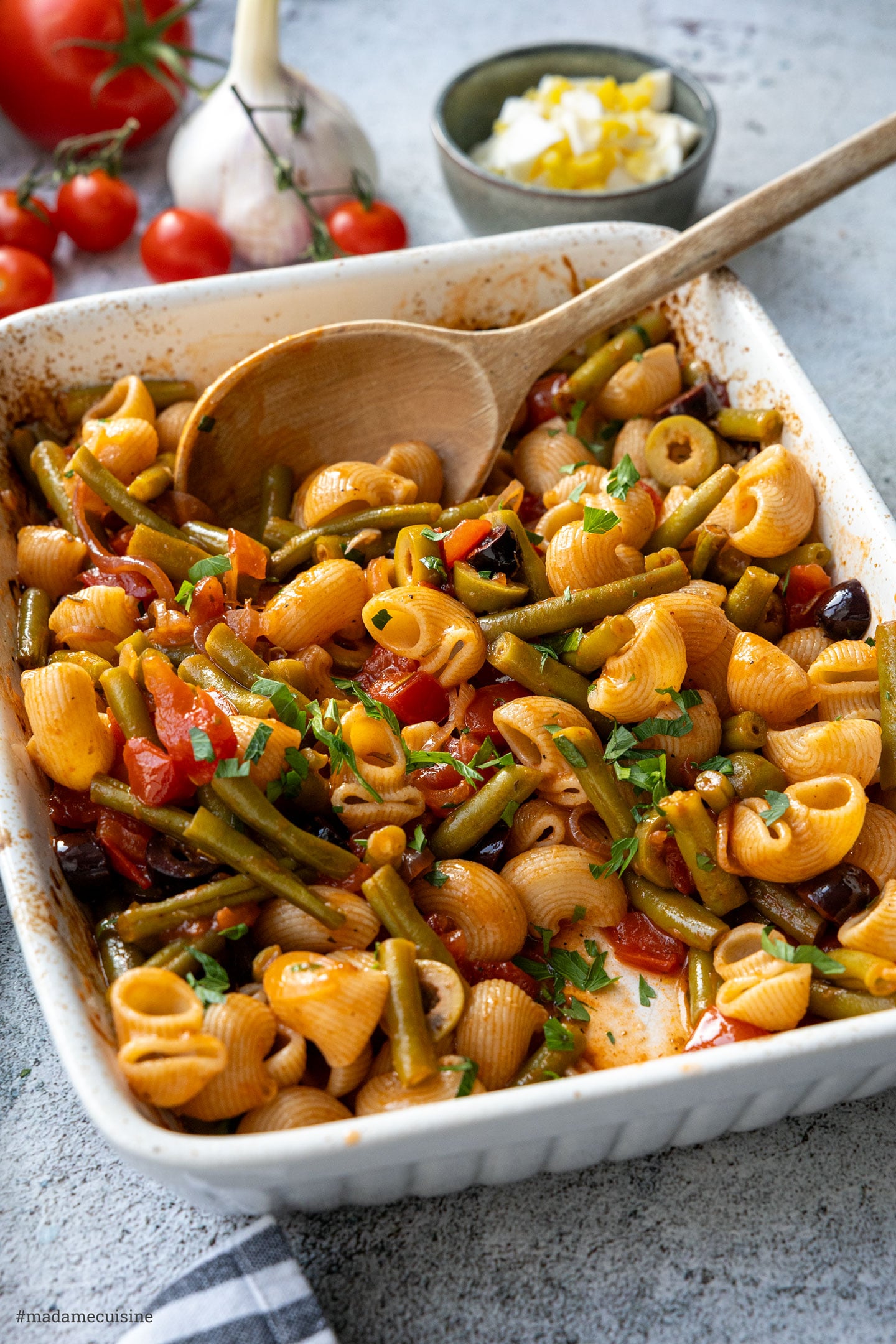 Nahaufnahme der Pasta mit grünen Bohnen, Tomaten und schwarzen Oliven