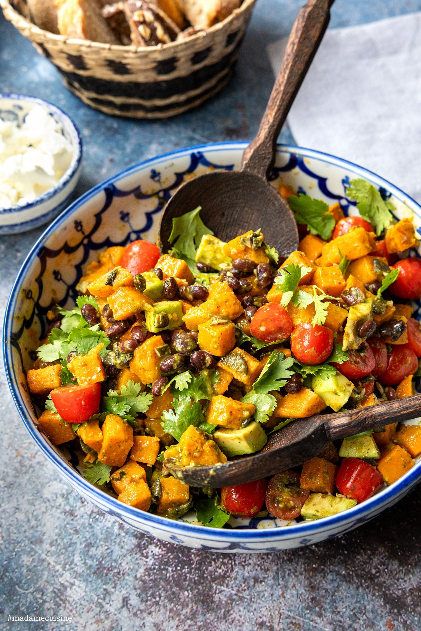 Bunte Salatschüssel mit Süßkartoffeln, Bohnen und frischen Kräutern