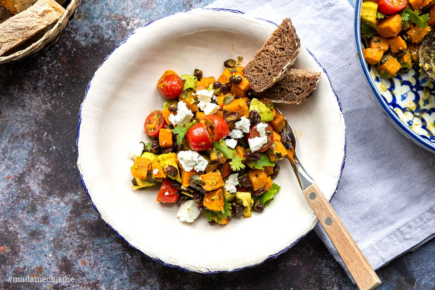 Süßkartoffel-Salat mexikanisch mit Avocado und Kirschtomaten auf Teller