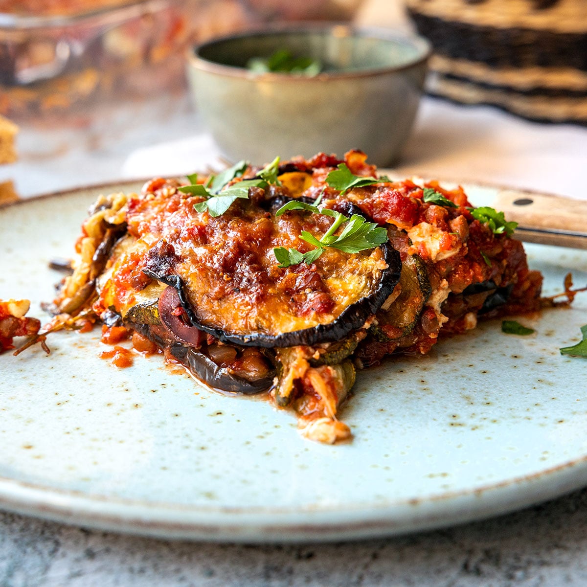 Vegetarisches Moussaka mit gerösteter Aubergine und Linsen