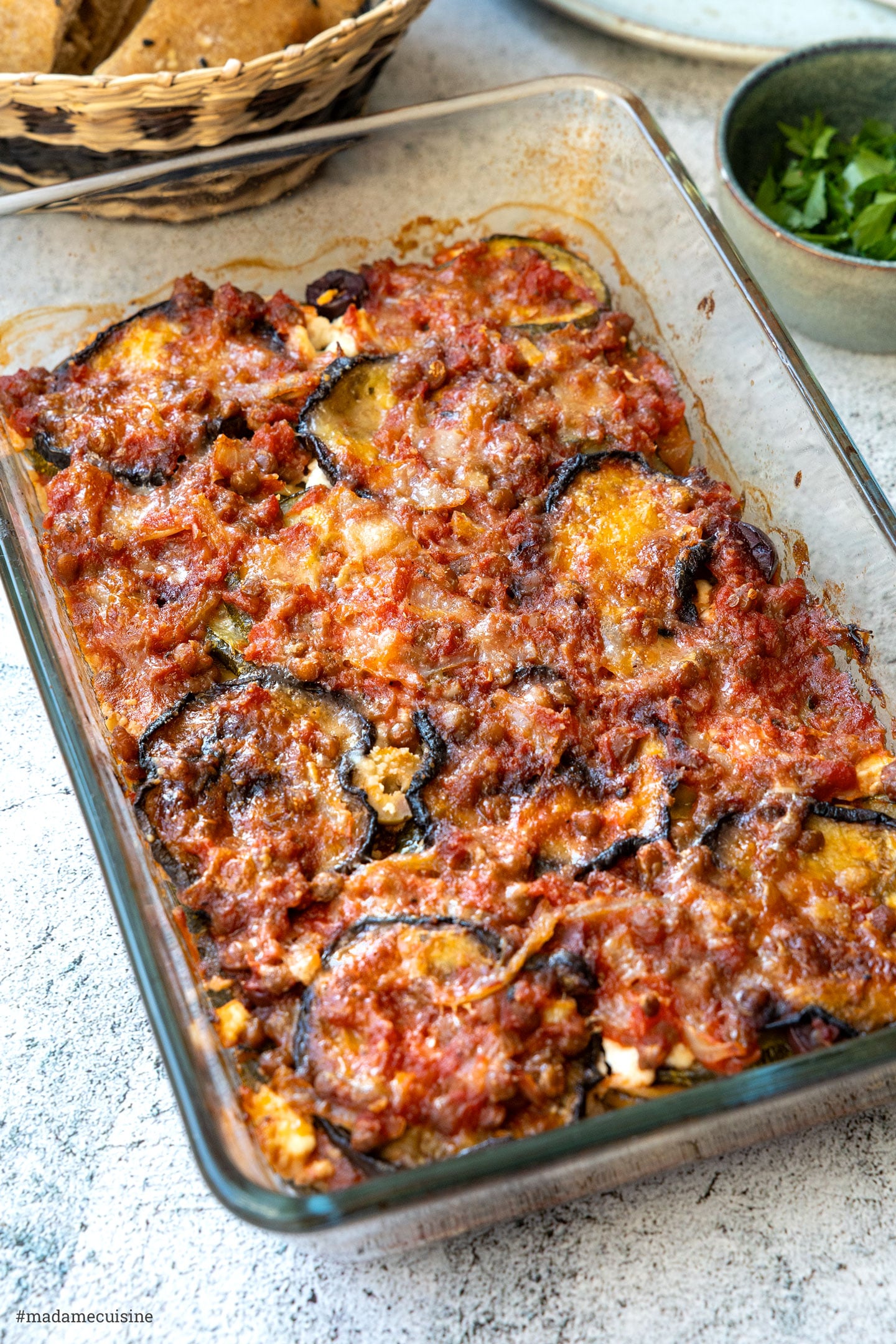 Auflaufform mit vegetarischem Moussaka aus Auberginen, Zucchini und Linsen-Tomatensauce