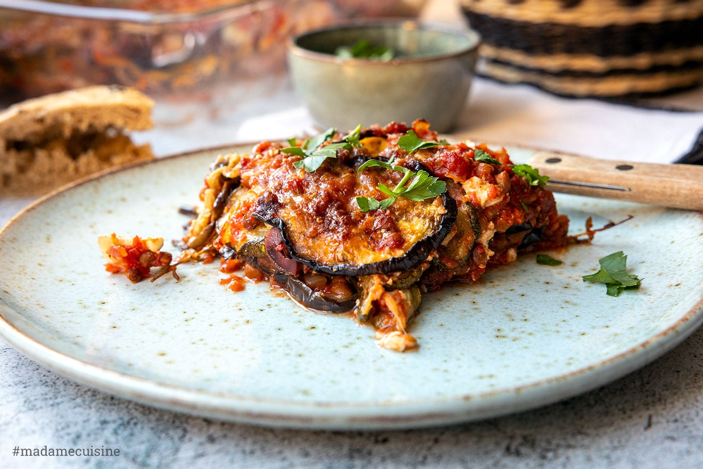 Vegetarisches Moussaka mit Auberginen und Zucchini auf Teller angerichtet