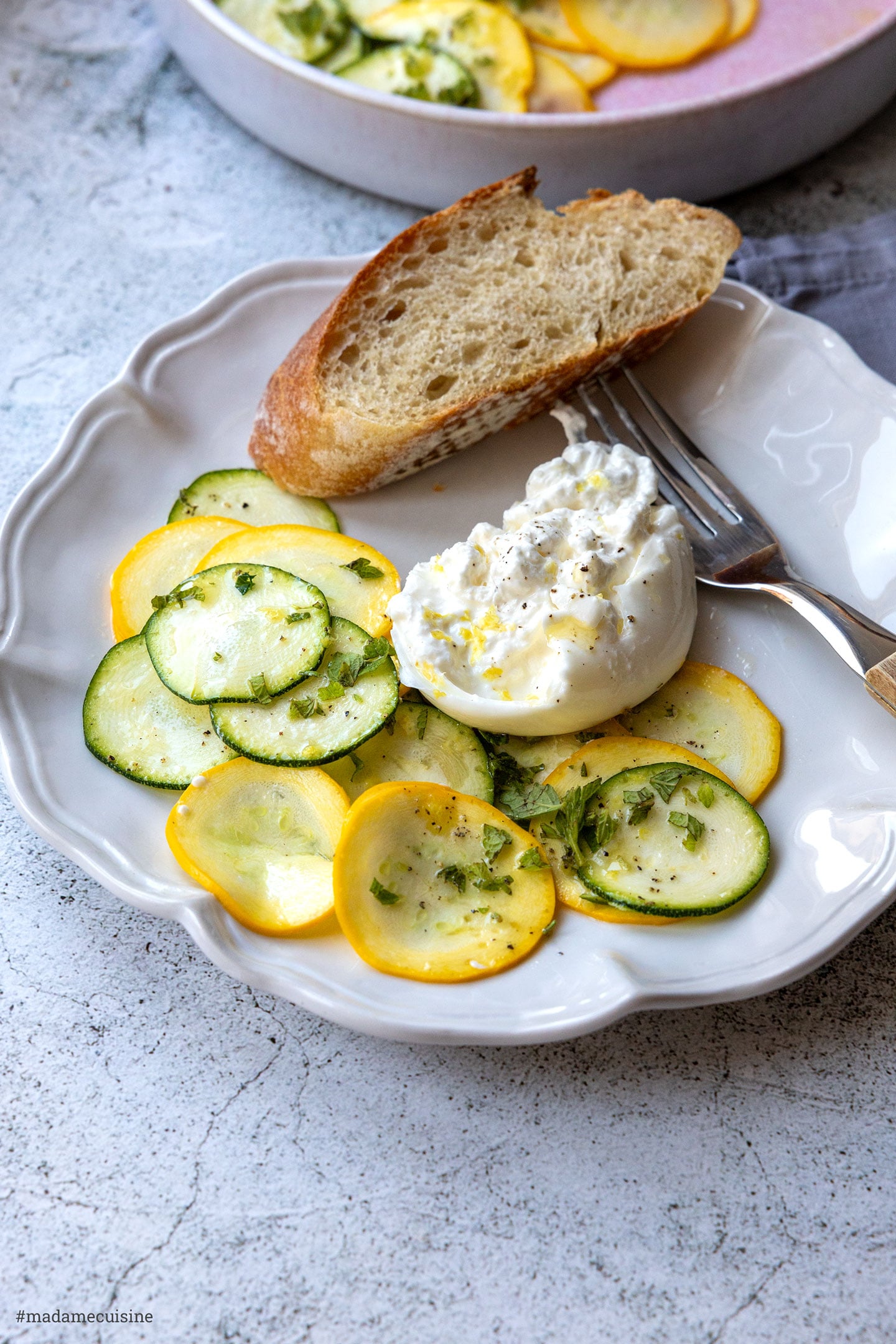 Grüne und gelbe Zucchini für Zucchini-Carpaccio