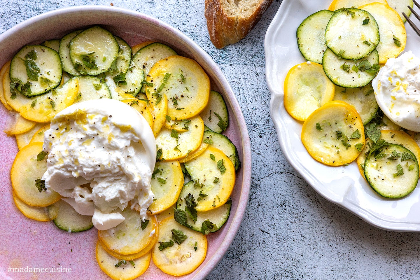 Zucchini-Carpaccio mit Burrata in Schüssel und auf Teller angerichtet