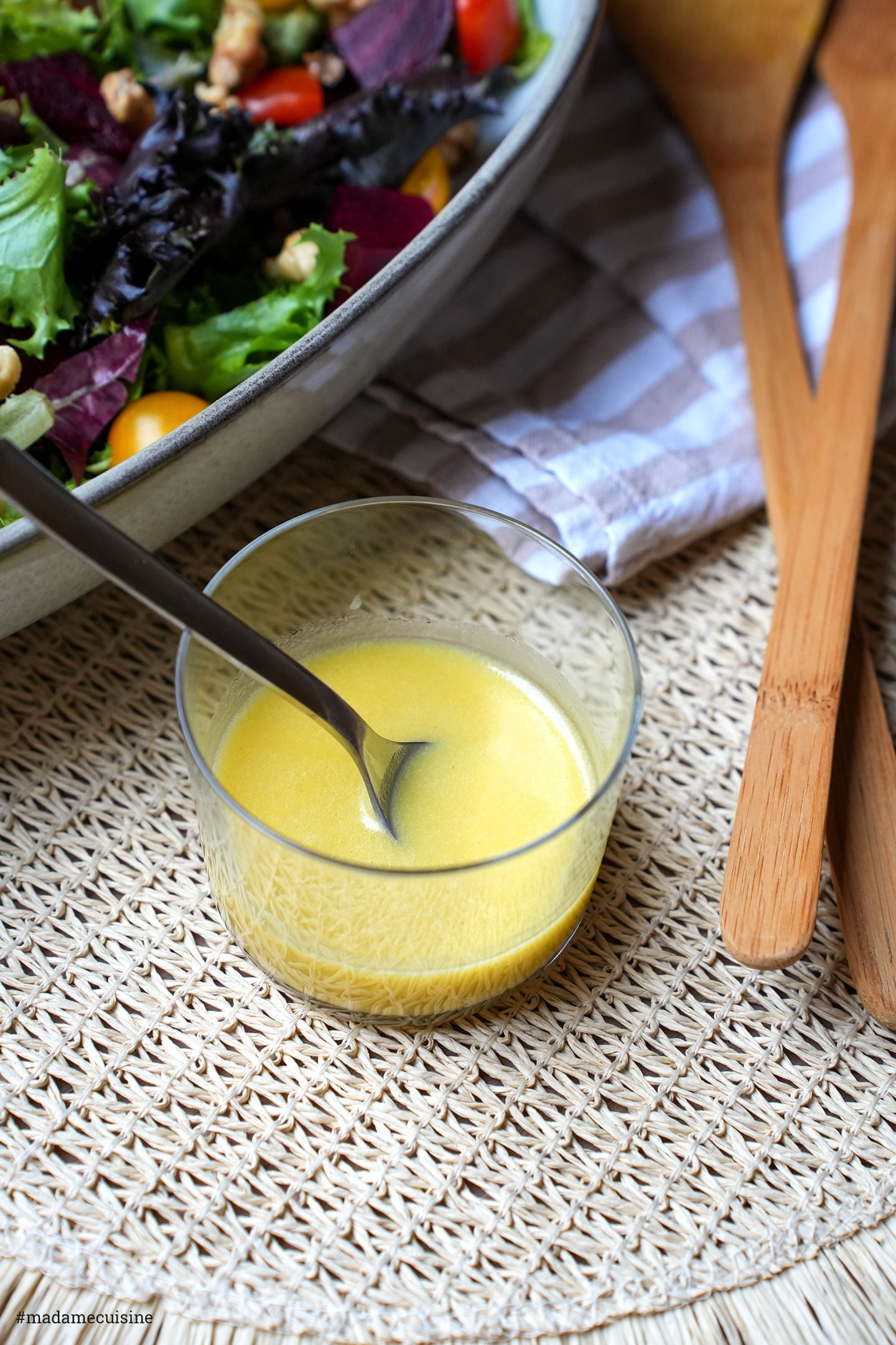 Cremiges Salatdressing in einer Glasschale neben einem gemischten Salat