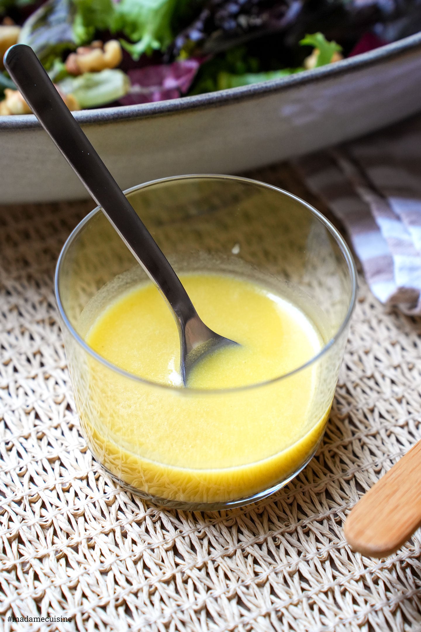 Selbstgemachtes Salatdressing mit Dijon-Senf und Honig