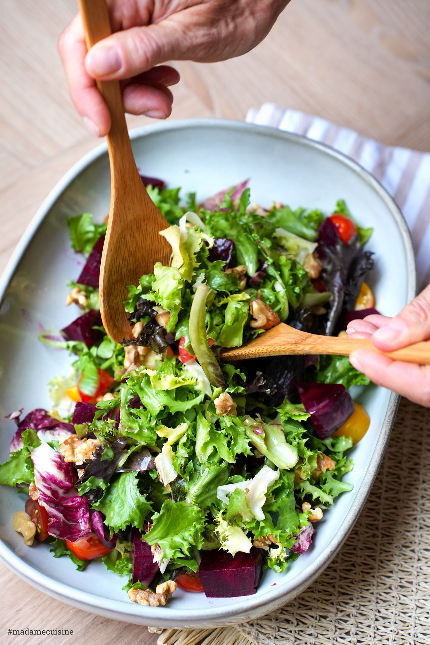 Den gemischten Salat mit dem Salatdressing vermischen