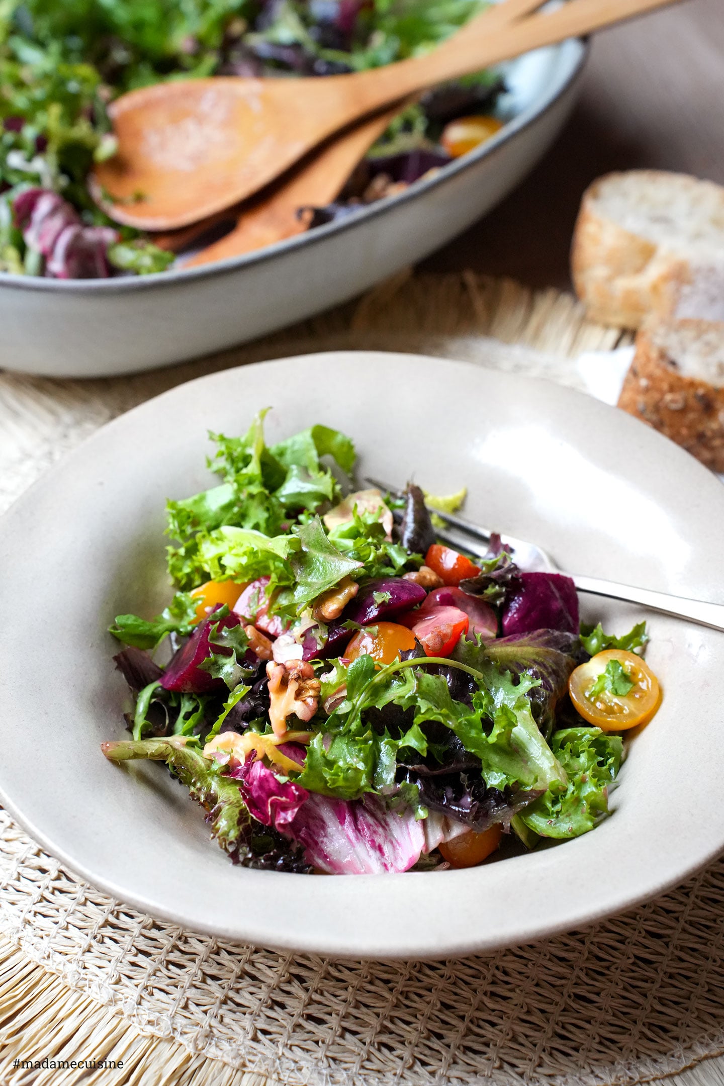 Bunter gemischter Blattsalat mit Tomaten, Walnüssen und Roter Bete