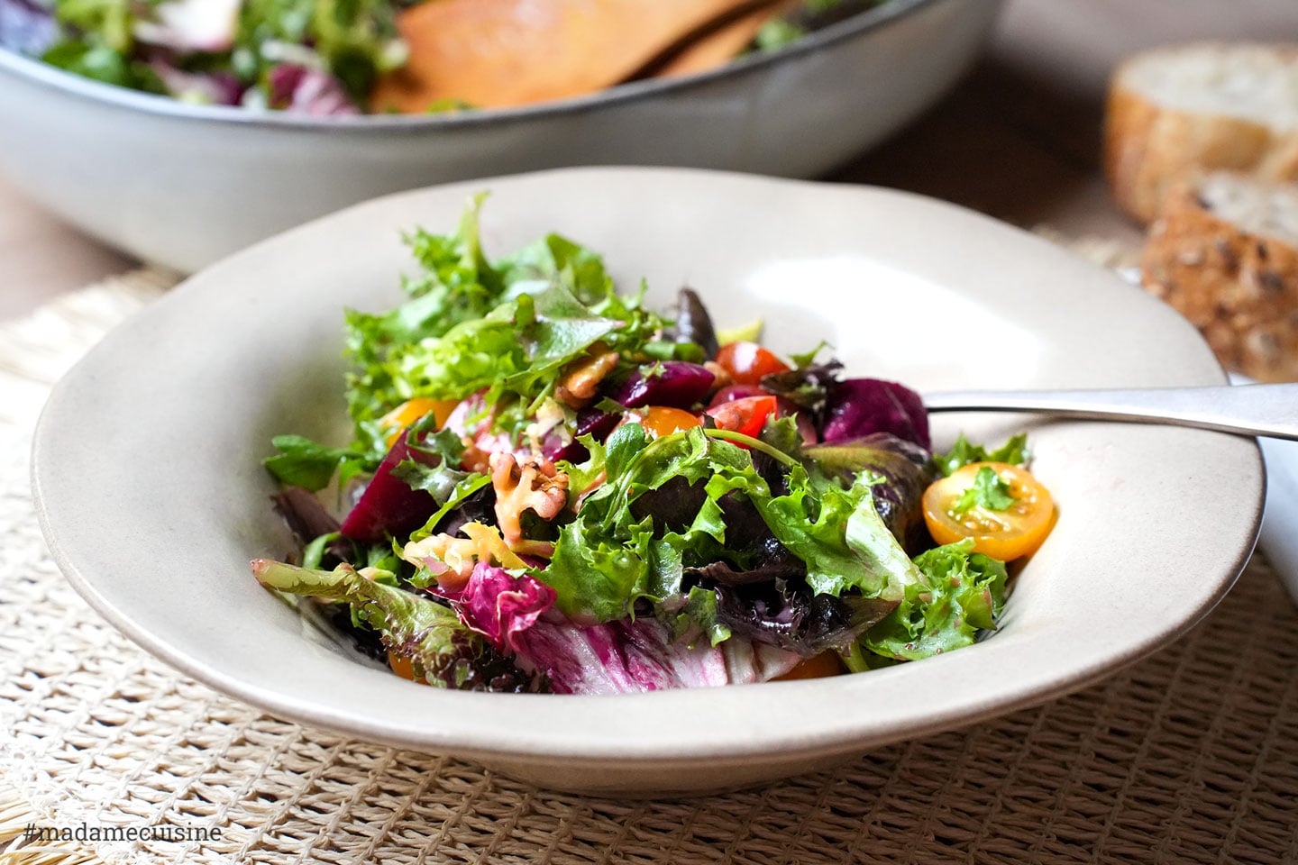 Gemischter Salat mit Salatdressing, Tomaten und Walnüssen