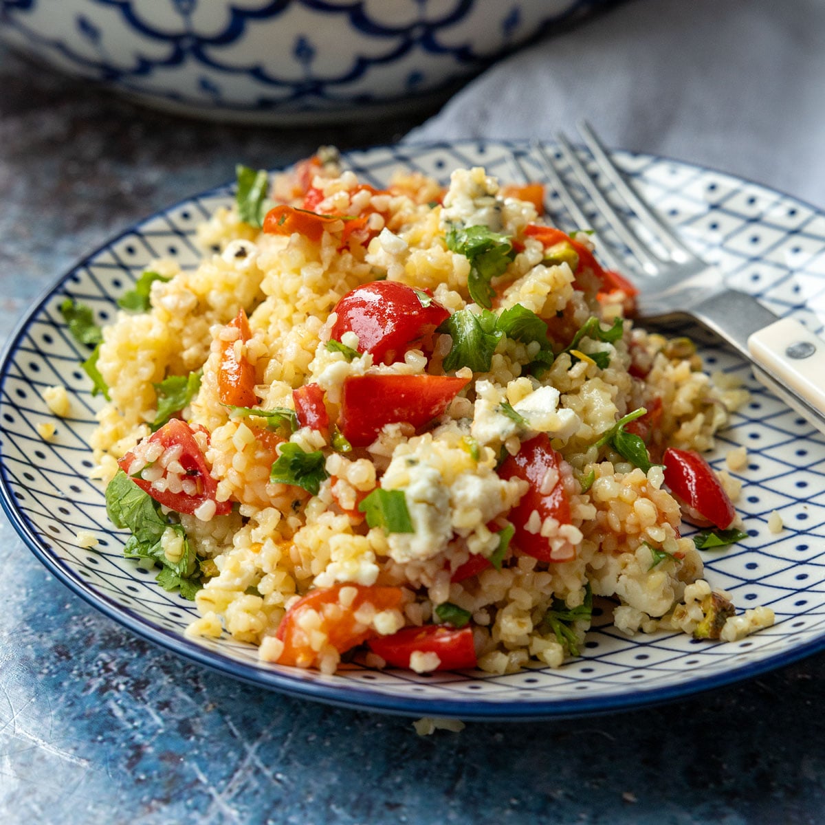 Bulgursalat mit gerösteter Paprika und Aprikosen